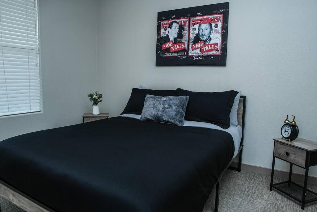Beautiful Townhome With Garage In Vegas Apartment