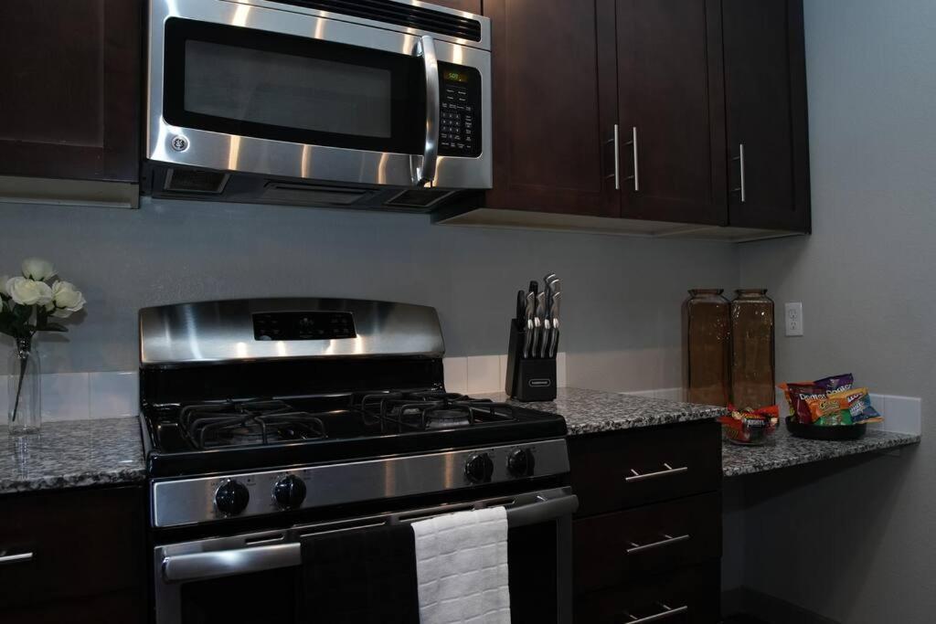 Apartment Beautiful Townhome With Garage In Vegas *