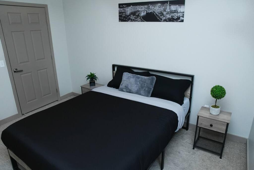 Beautiful Townhome With Garage In Vegas Apartment *