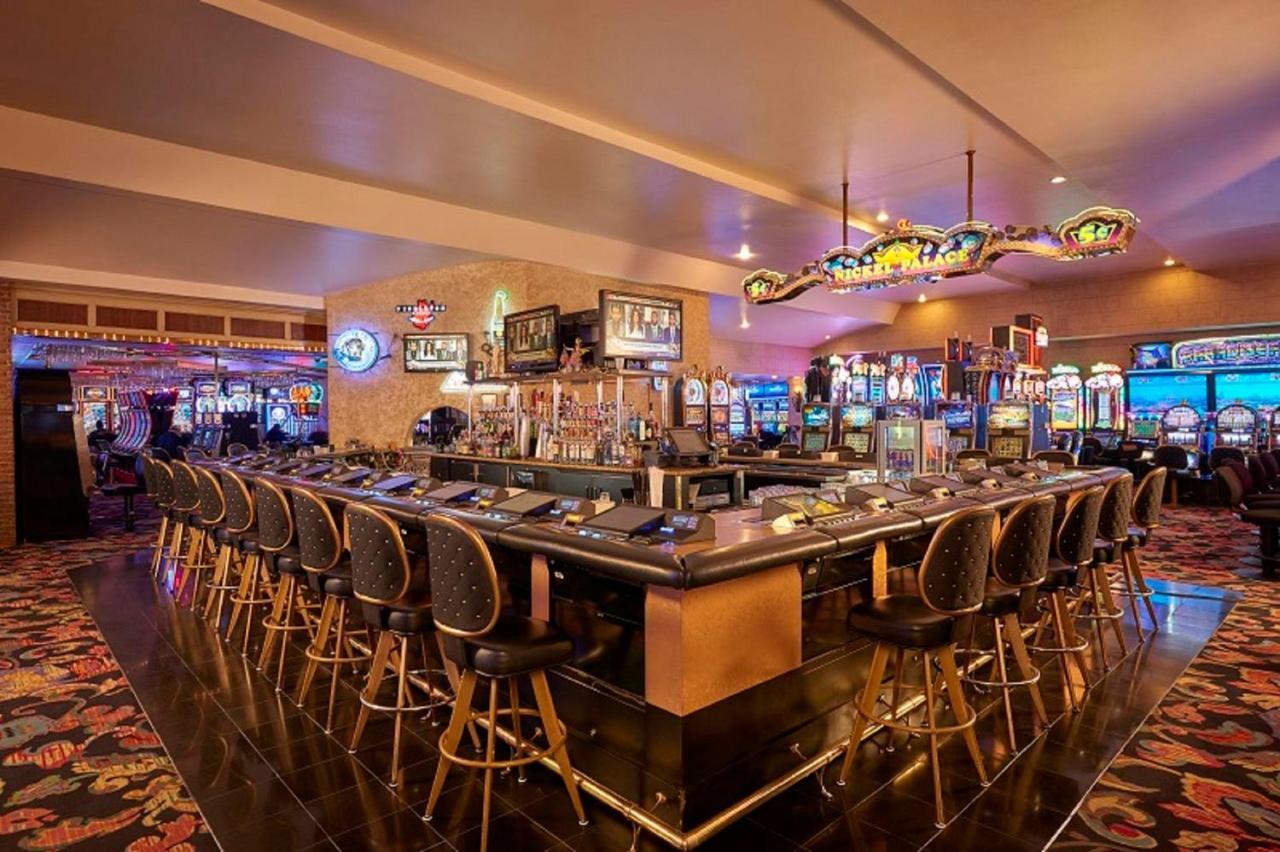 Downtown Beautiful Unit At 4 Queens Casino Fremont *