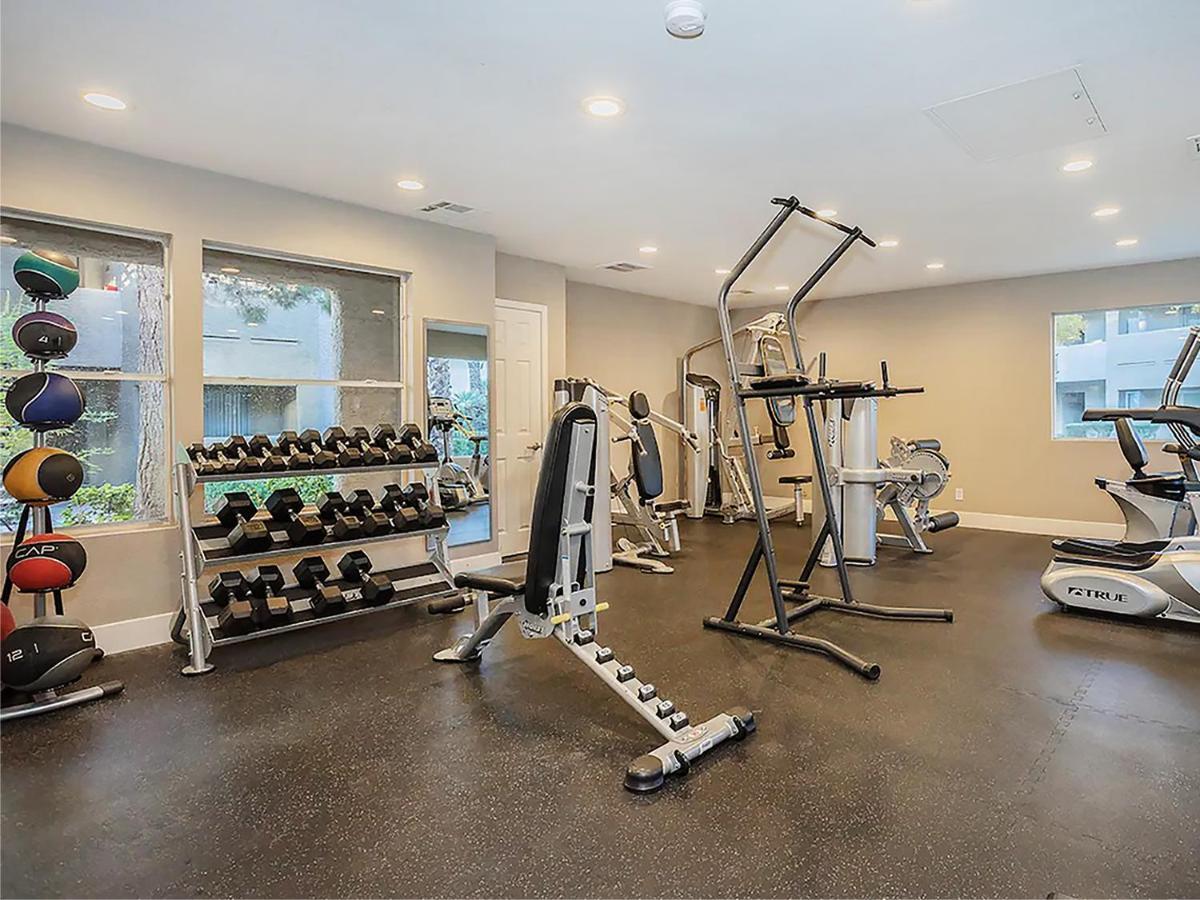 Apartment Upgraded & Stylish, Pool, Hot Tub, Walk To Strip! *