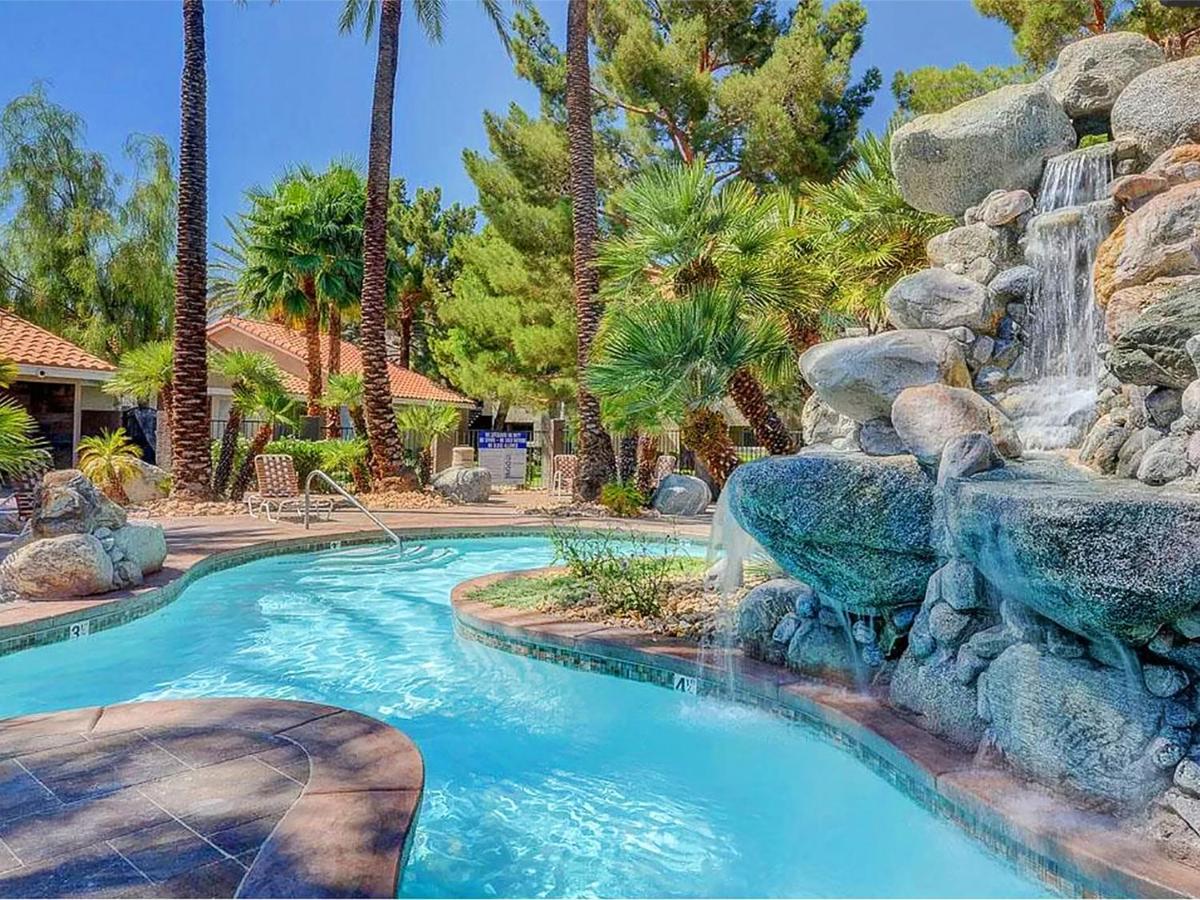 Apartment Upgraded & Stylish, Pool, Hot Tub, Walk To Strip!