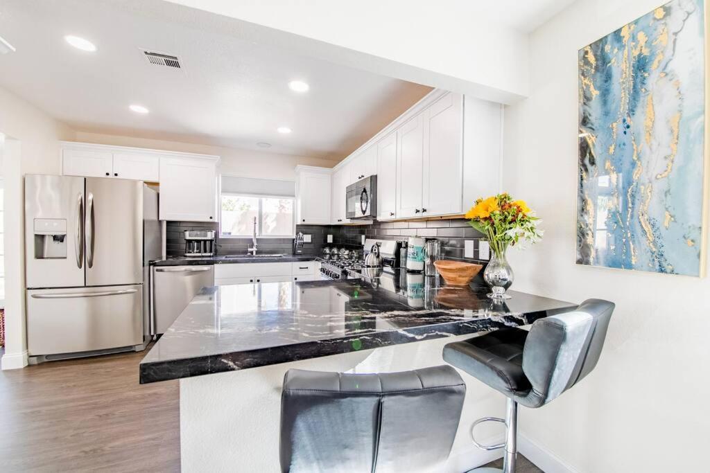Gorgeous Away From 3 Bed 3 Bath W/ Pool Casa vacanze