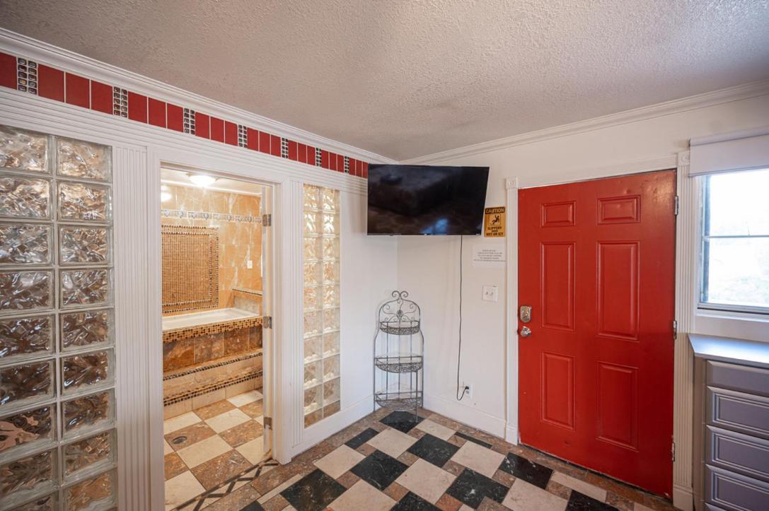 16 Large Studio With Kitchenette Apartment