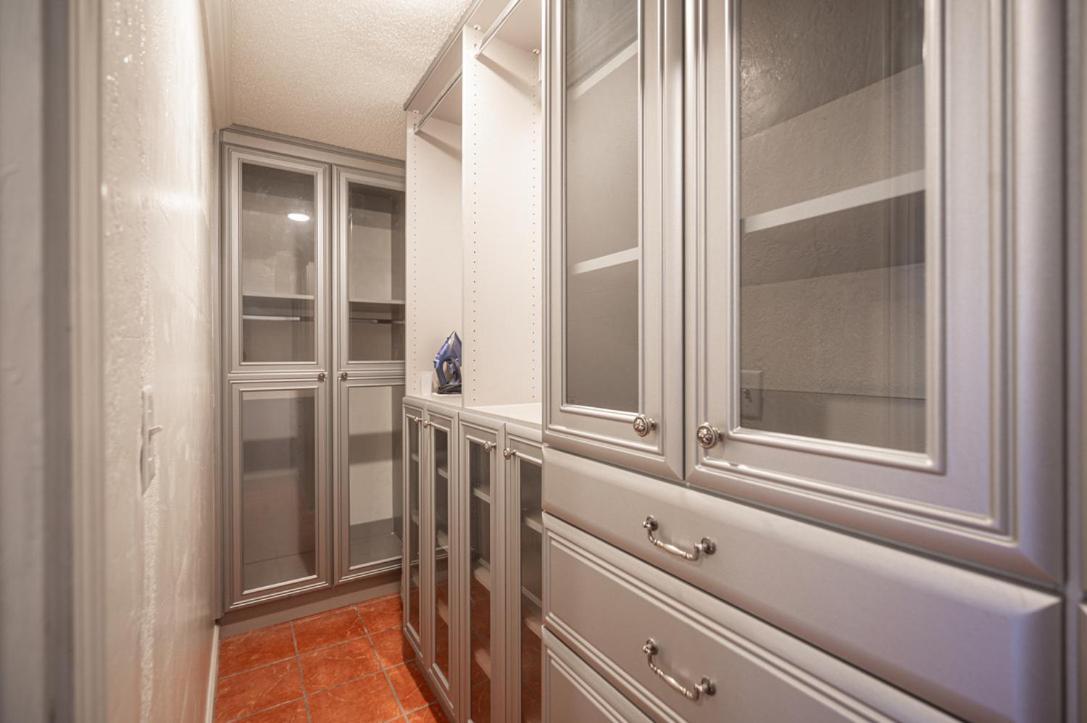 16 Large Studio With Kitchenette Apartment *