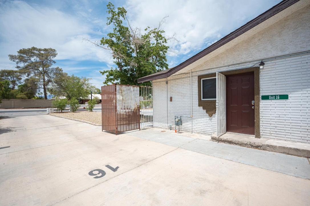 16 Large Studio With Kitchenette Apartment Las Vegas