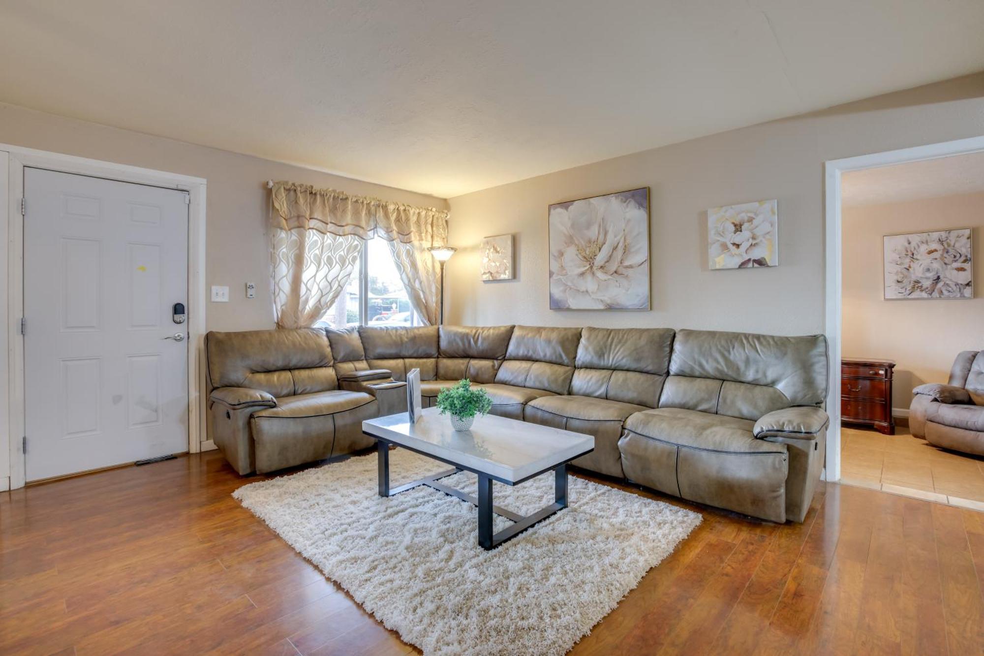 Pet-friendly Vegas Shared Pool And Hot Tub