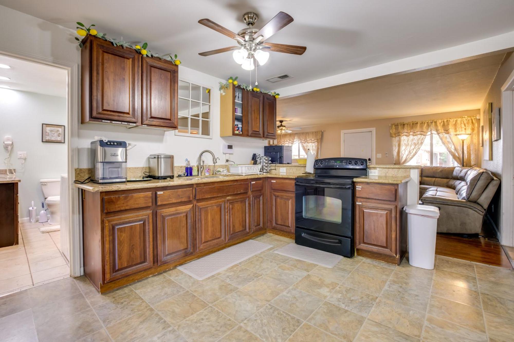 Pet-friendly Vegas Shared Pool And Hot Tub Holiday home
