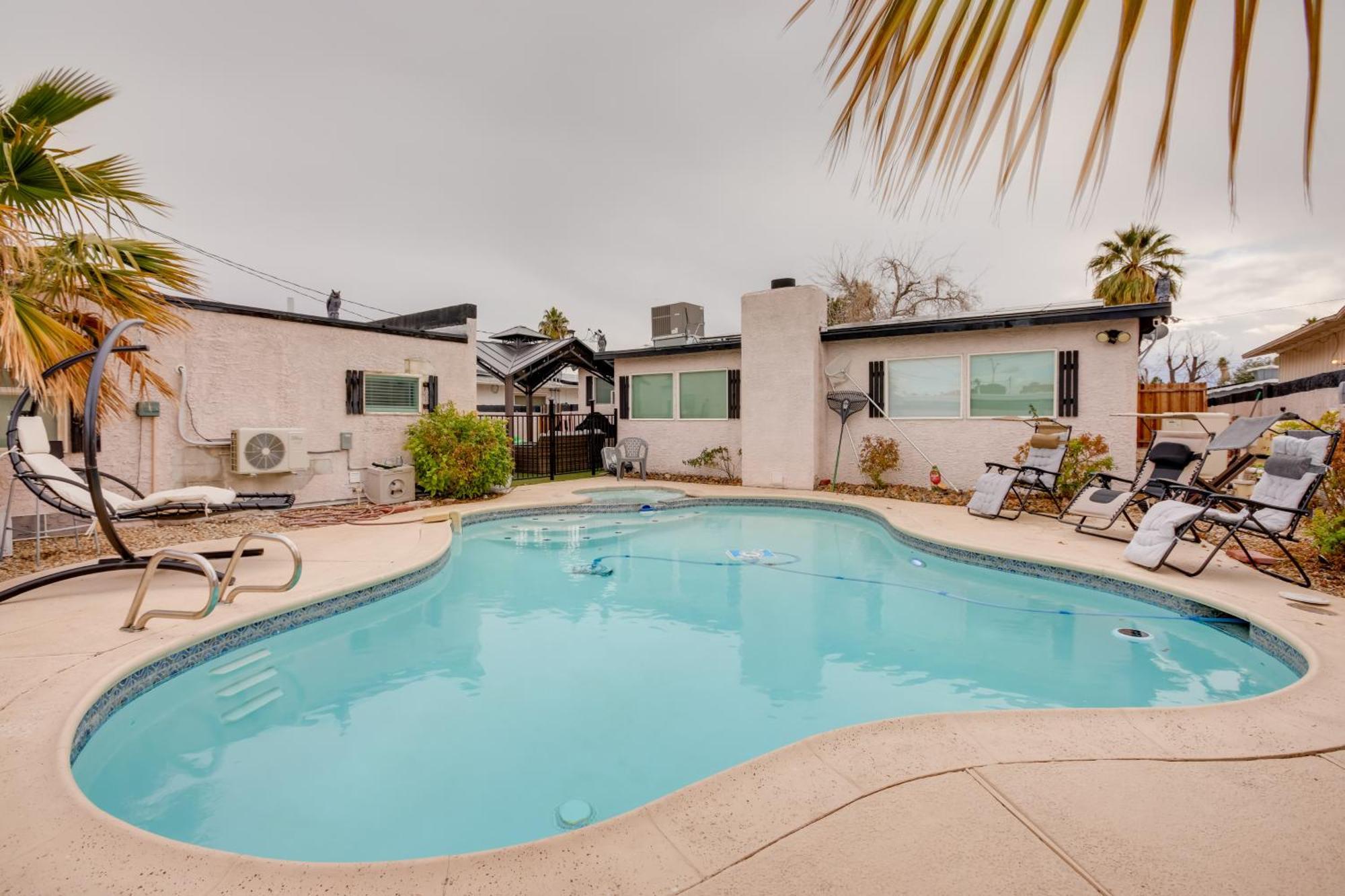 Pet-friendly Vegas Shared Pool And Hot Tub Holiday home