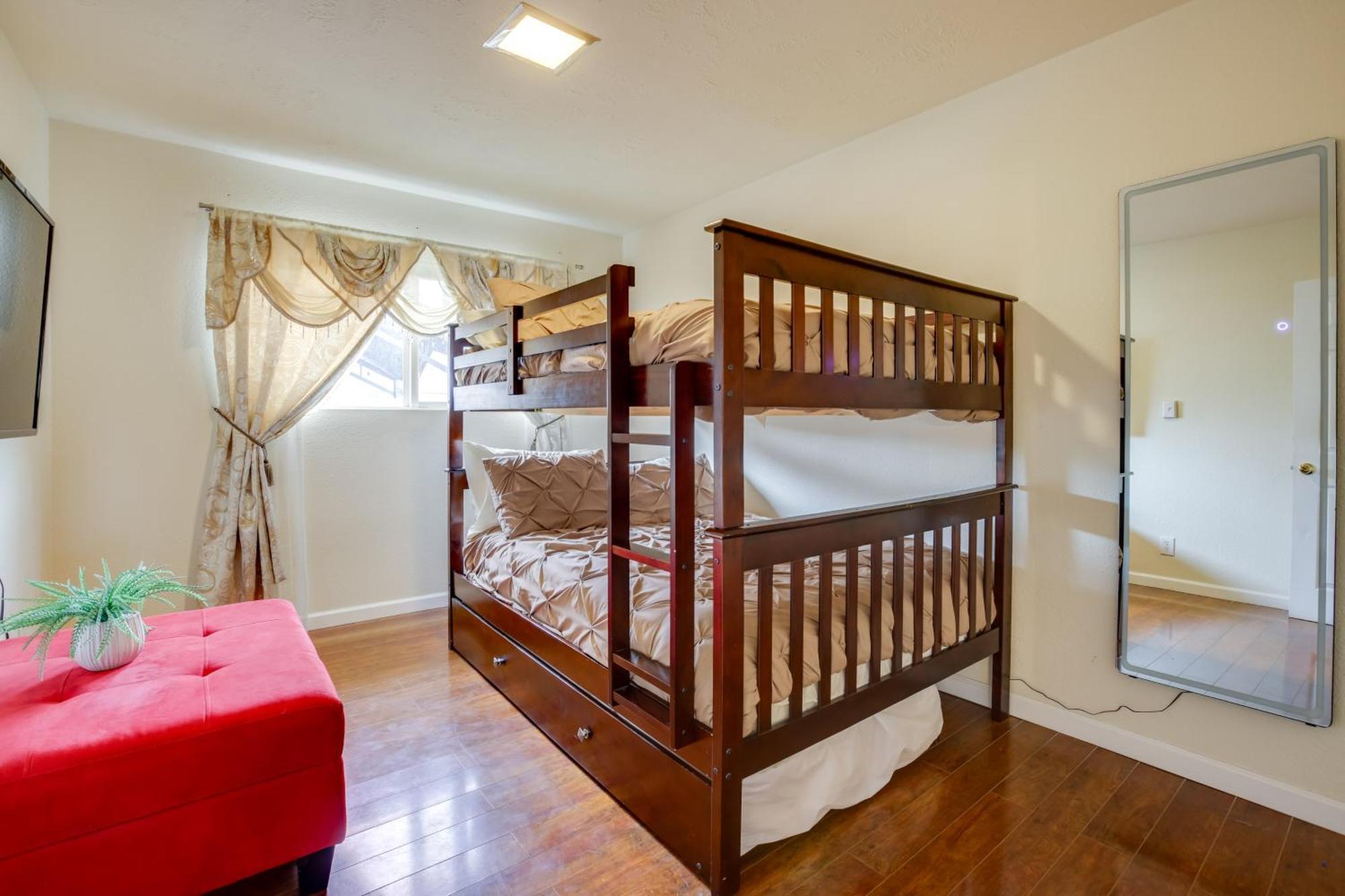 Pet-friendly Vegas Shared Pool And Hot Tub Holiday home *