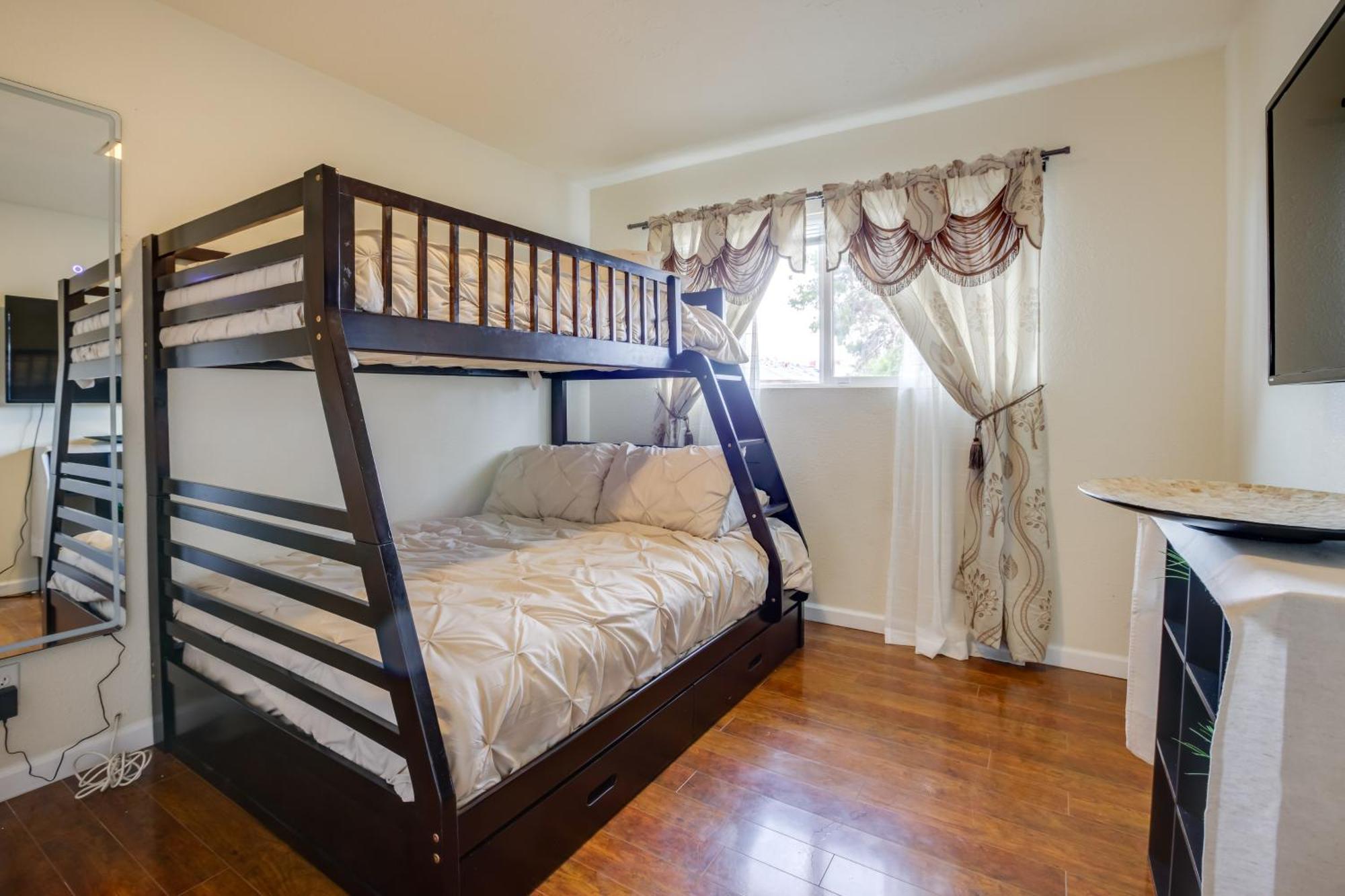 Pet-friendly Vegas Shared Pool And Hot Tub Holiday home *