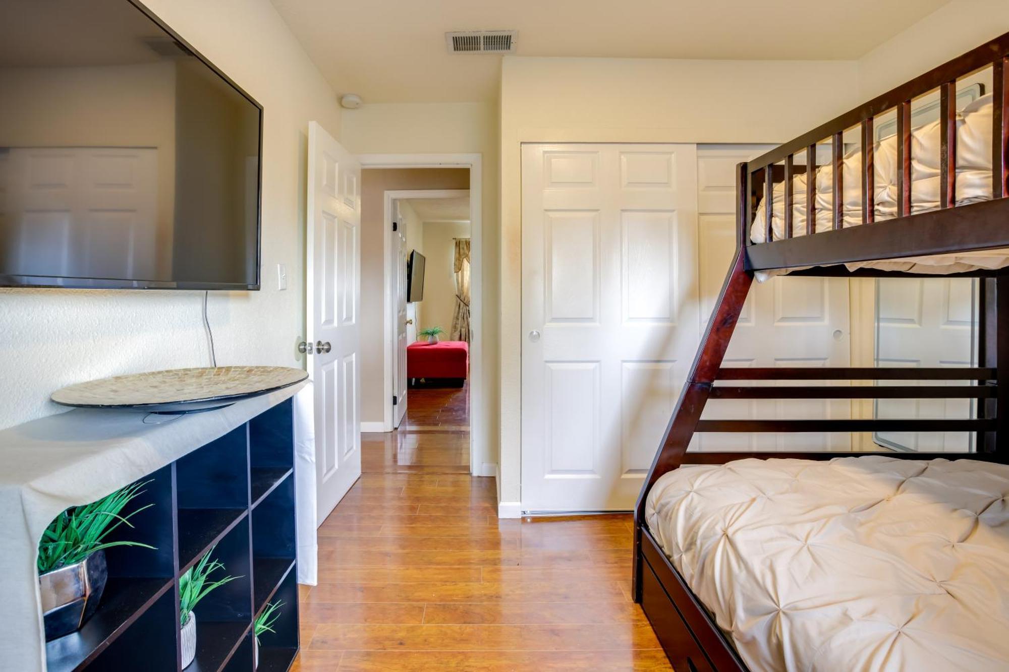 Pet-friendly Vegas Shared Pool And Hot Tub Holiday home *