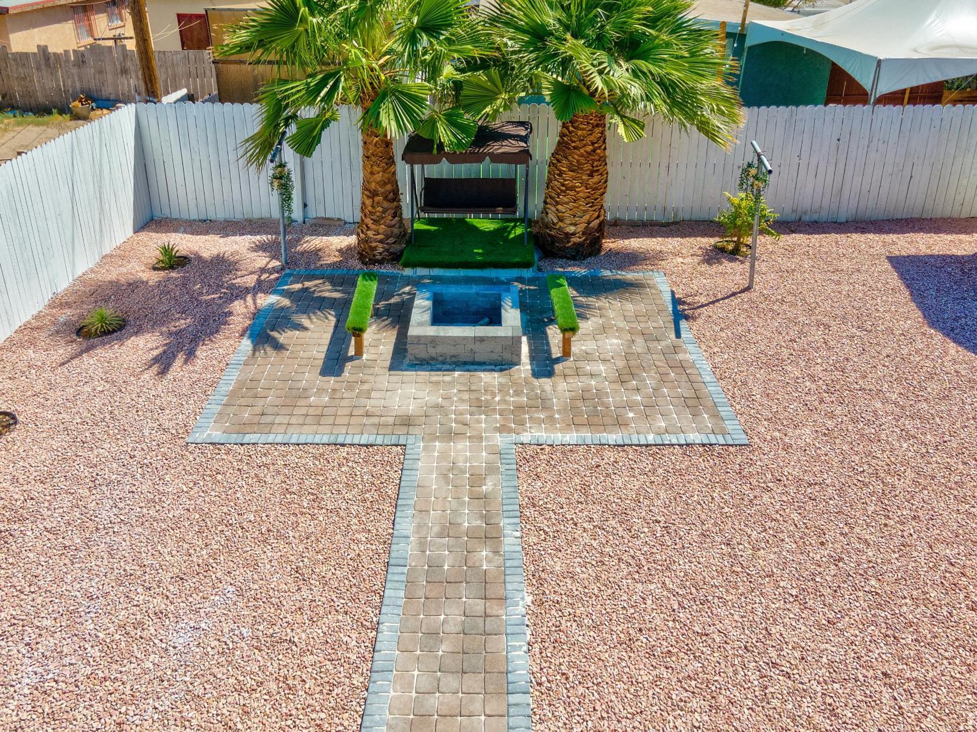 Fully Remodeled, Landscaped, King Beds, Desk Space * Las Vegas