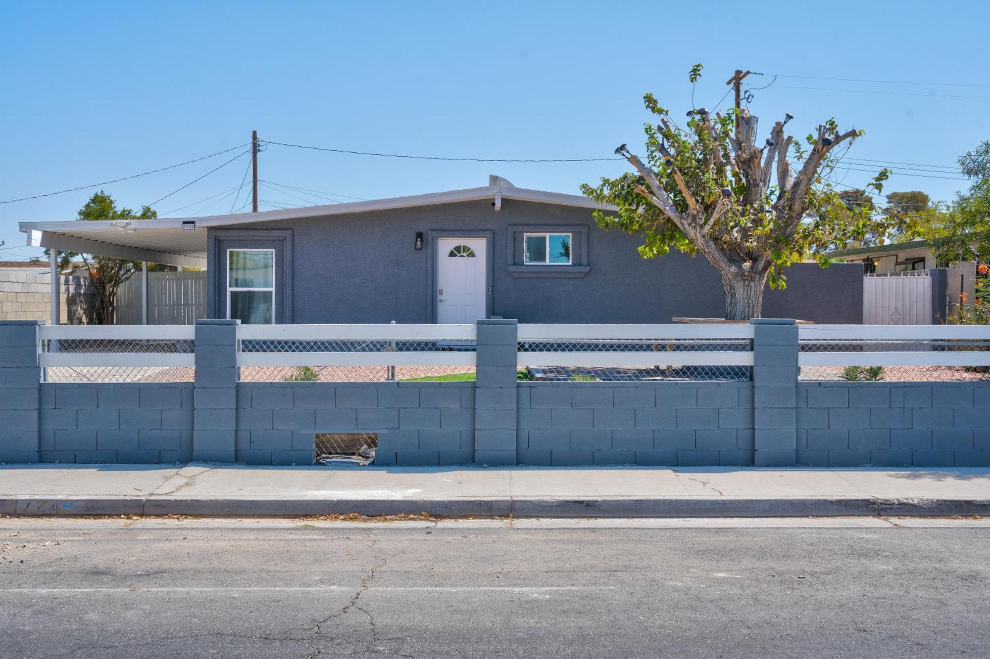 Holiday home Fully Remodeled, Landscaped, King Beds, Desk Space