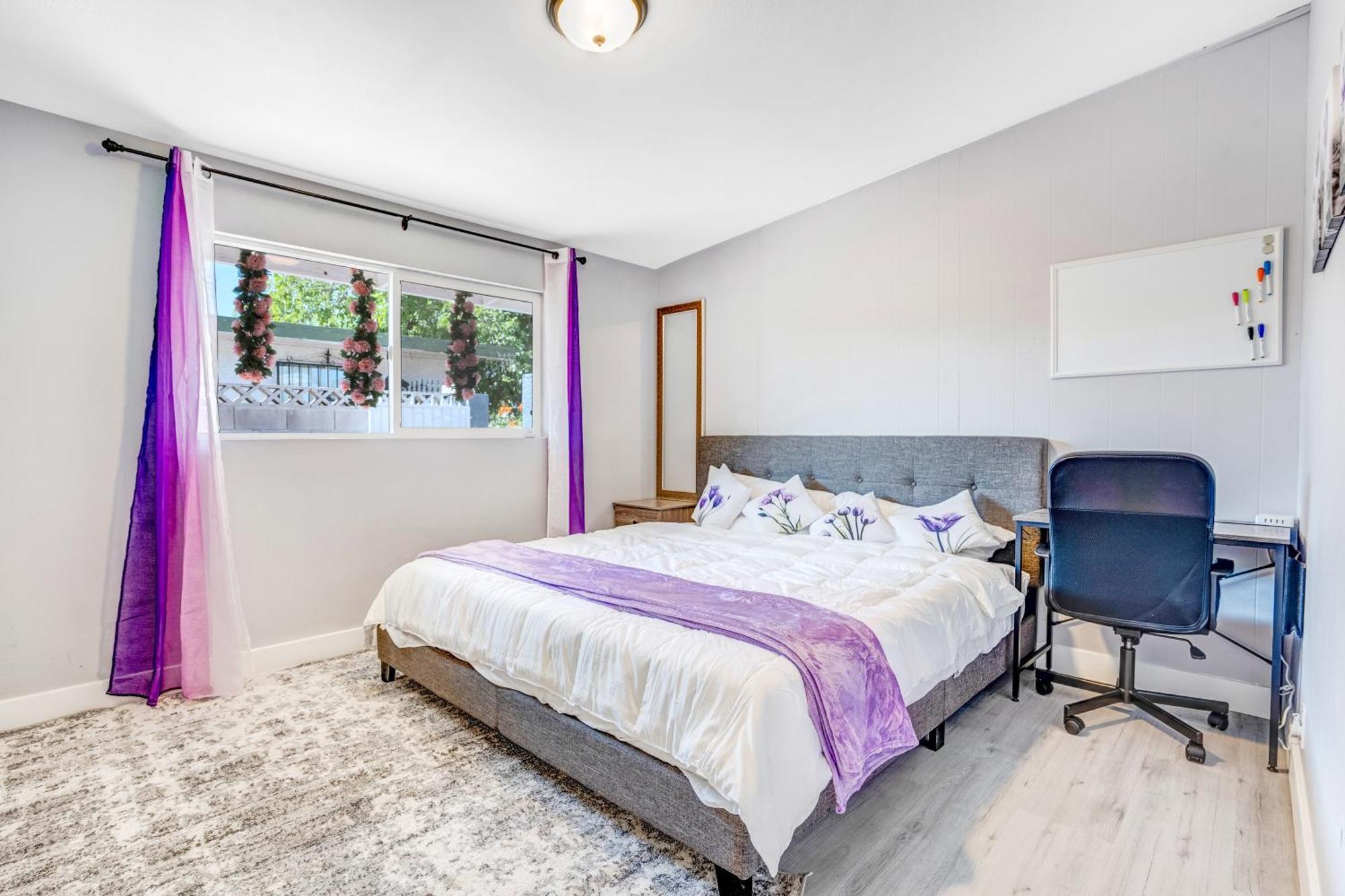 Fully Remodeled, Landscaped, King Beds, Desk Space Holiday home Las Vegas