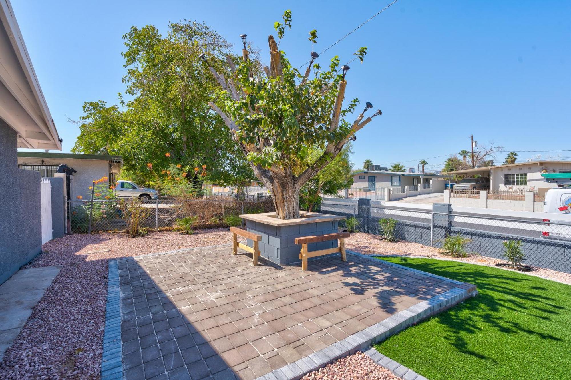 Holiday home Fully Remodeled, Landscaped, King Beds, Desk Space *