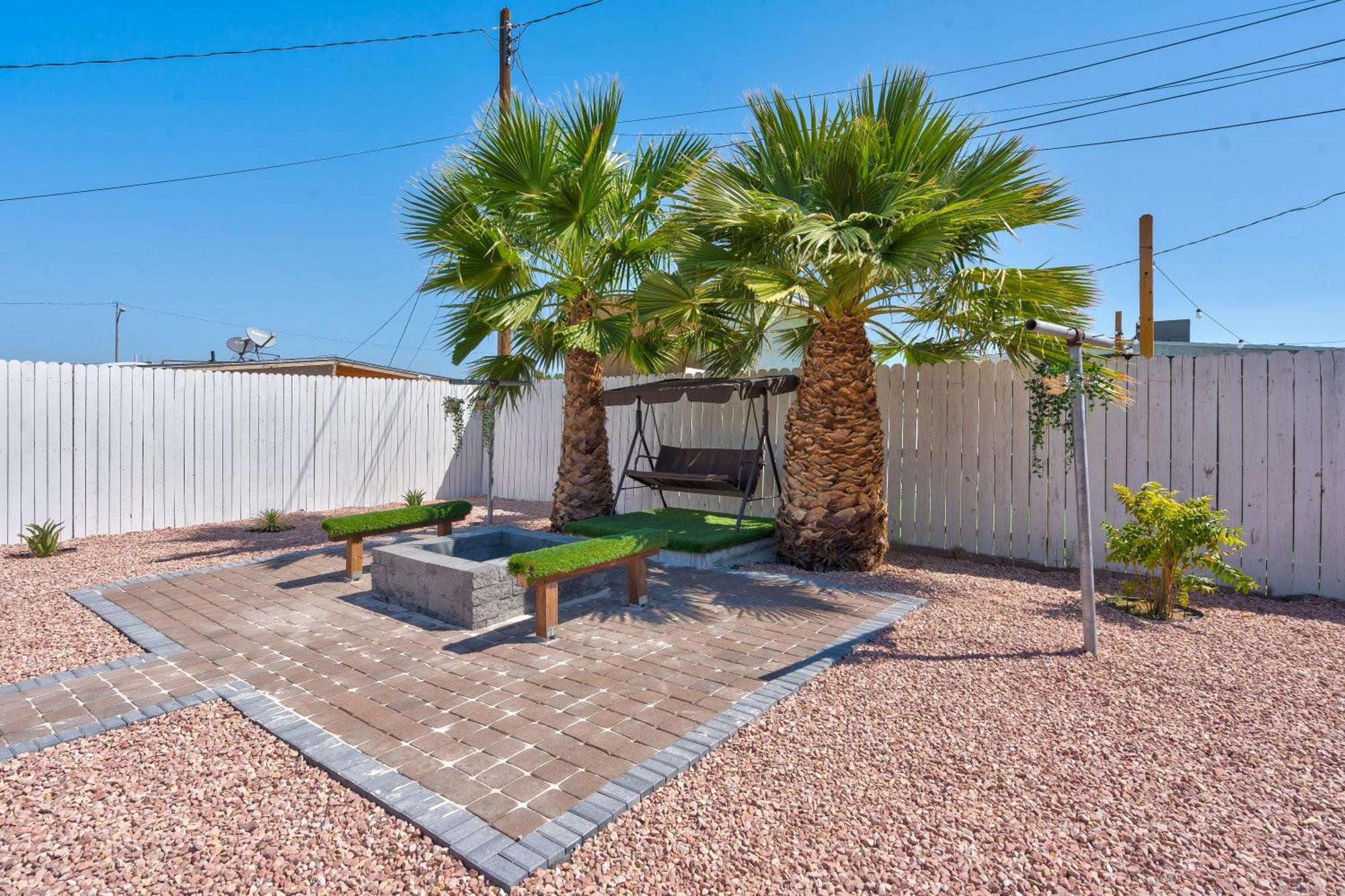 Fully Remodeled, Landscaped, King Beds, Desk Space