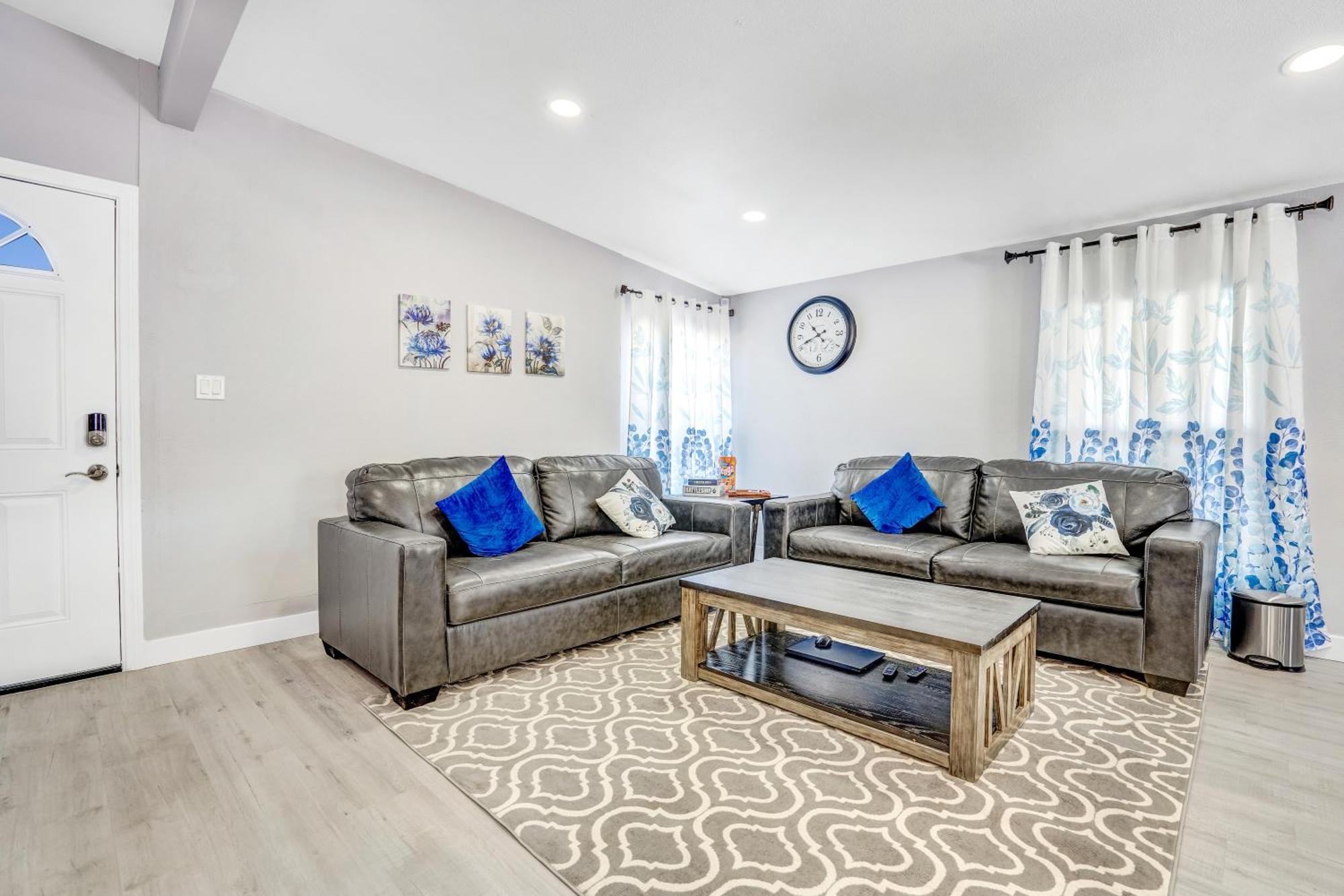 Fully Remodeled, Landscaped, King Beds, Desk Space Holiday home *