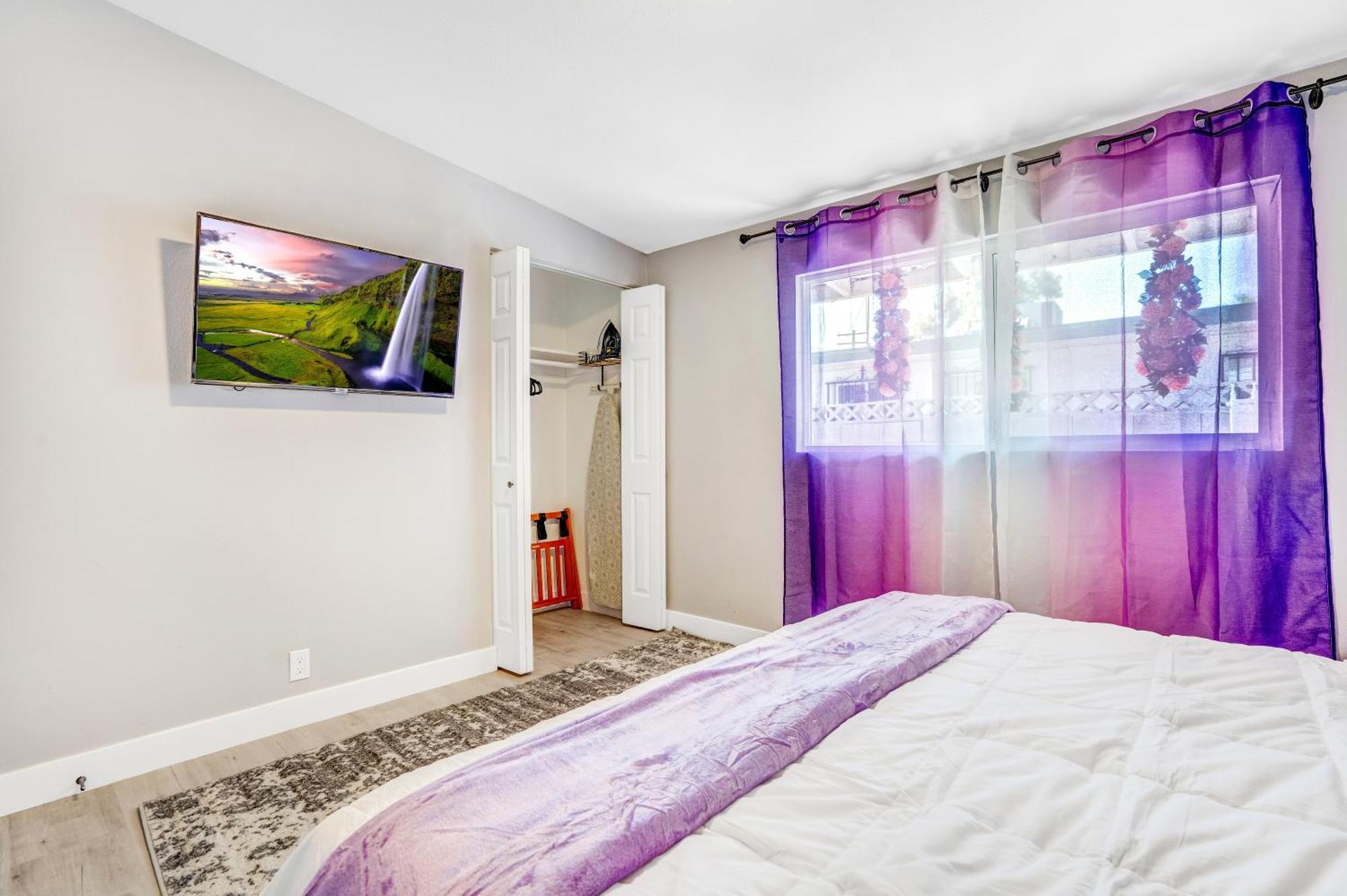 Holiday home Fully Remodeled, Landscaped, King Beds, Desk Space