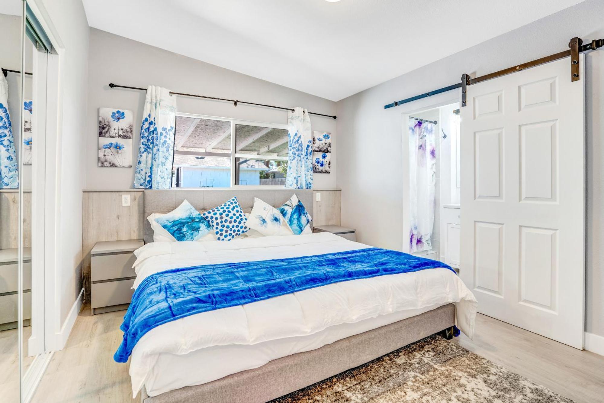 Fully Remodeled, Landscaped, King Beds, Desk Space Holiday home Las Vegas