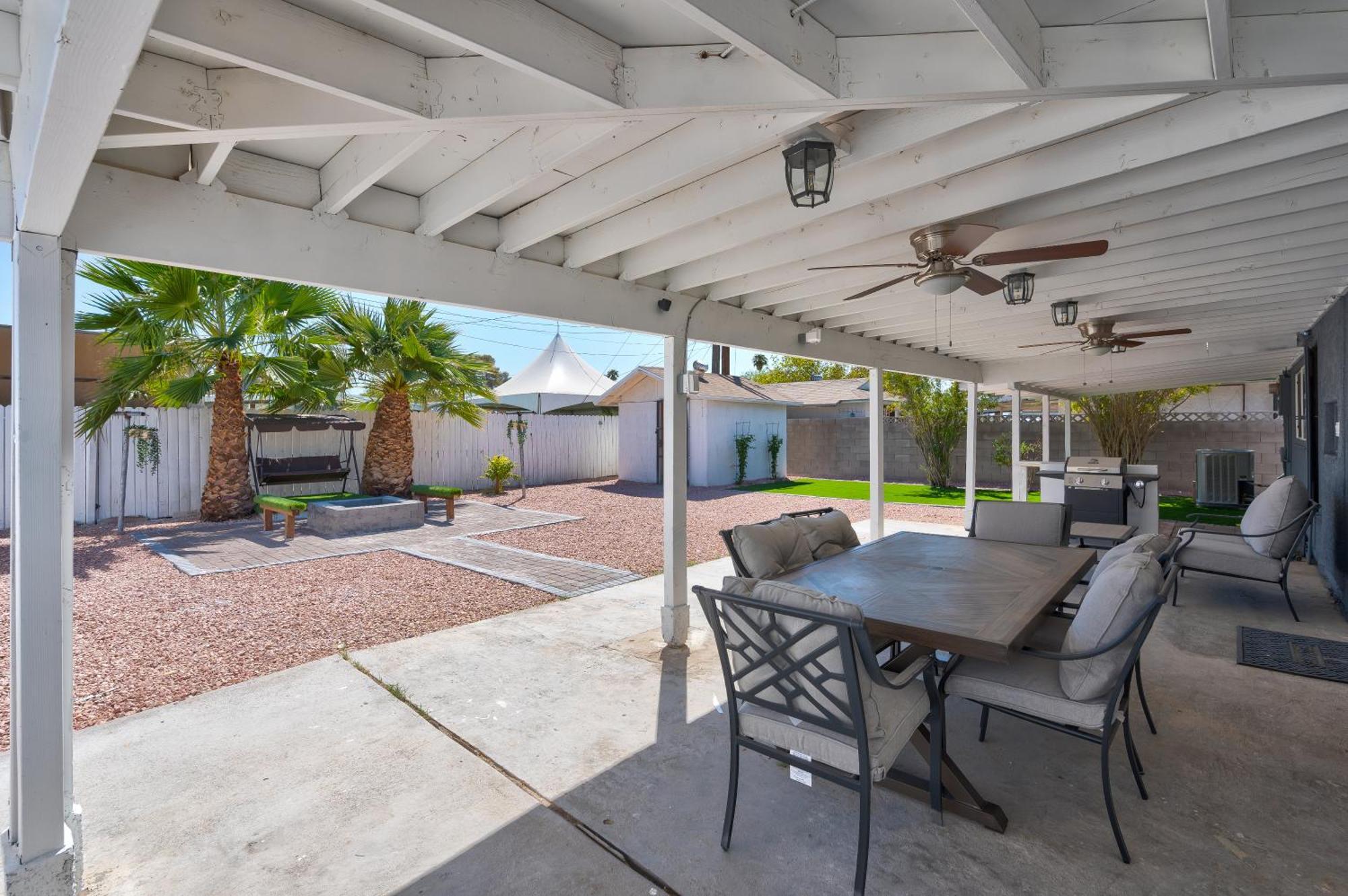 Holiday home Fully Remodeled, Landscaped, King Beds, Desk Space *