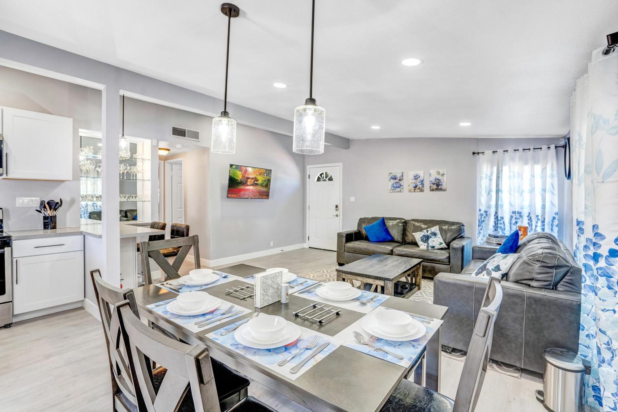 Fully Remodeled, Landscaped, King Beds, Desk Space