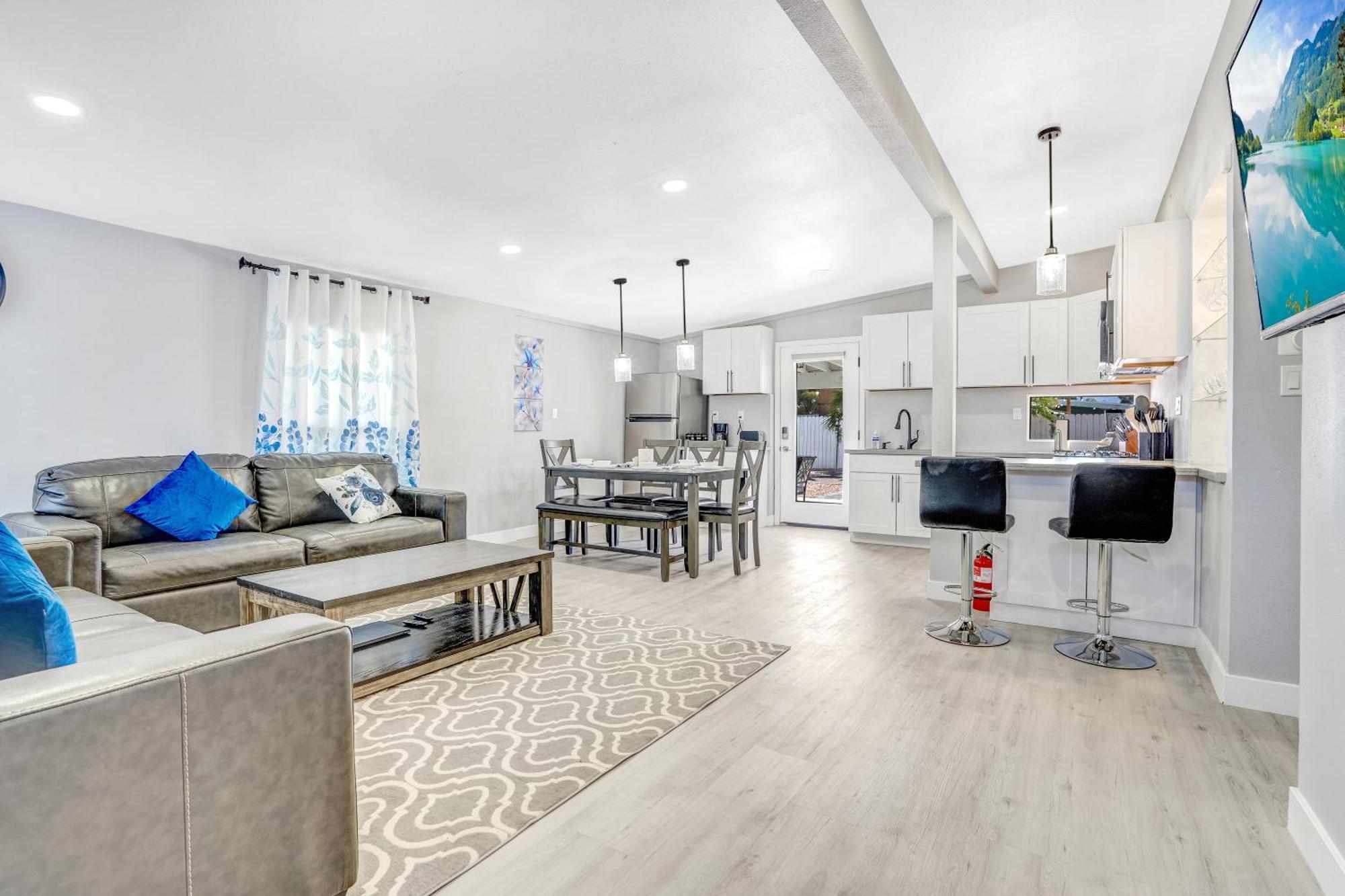 Fully Remodeled, Landscaped, King Beds, Desk Space Holiday home *