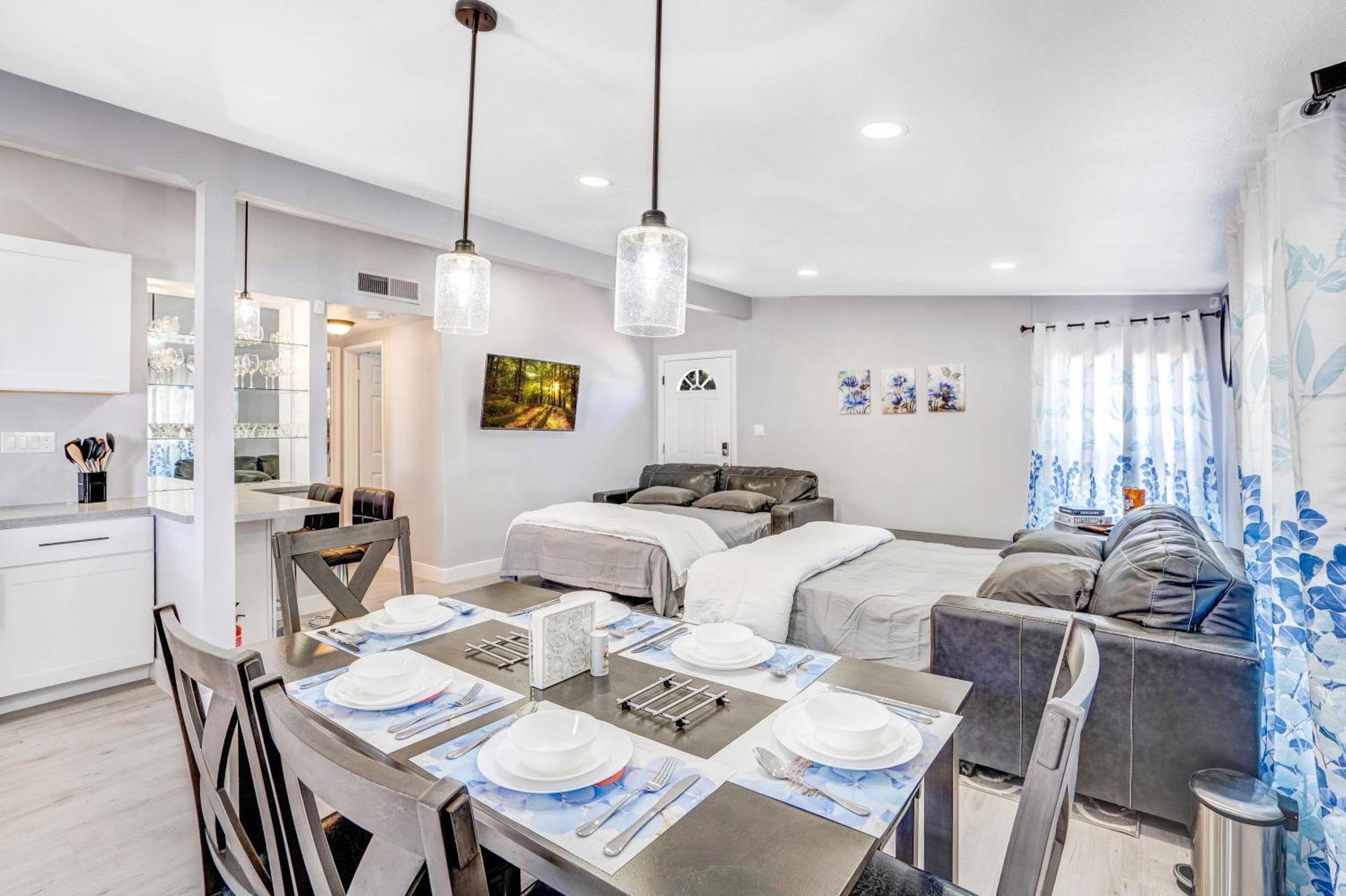 Fully Remodeled, Landscaped, King Beds, Desk Space * Las Vegas