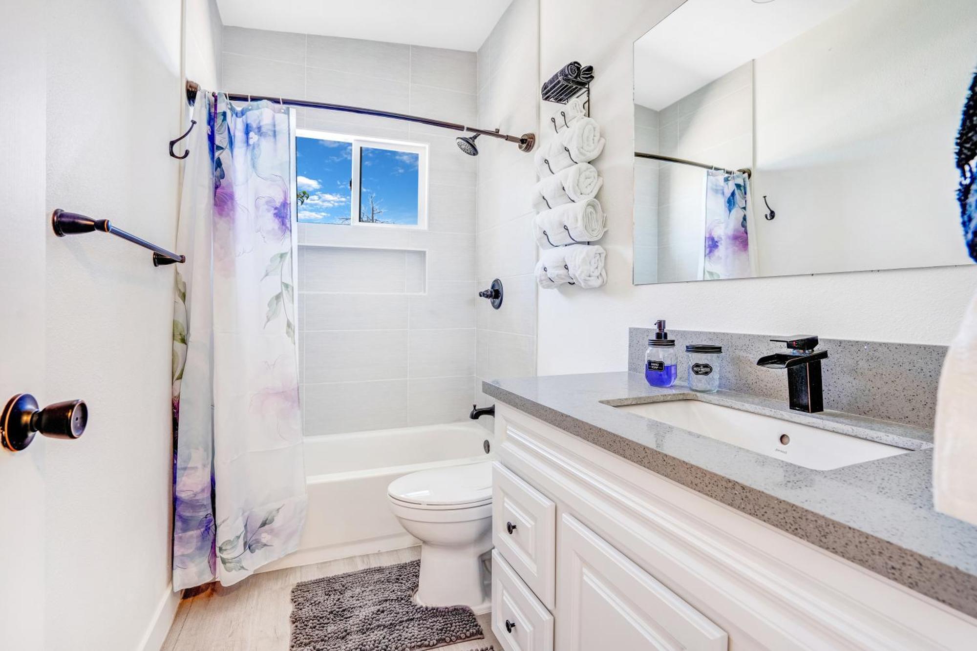 Fully Remodeled, Landscaped, King Beds, Desk Space Holiday home Las Vegas