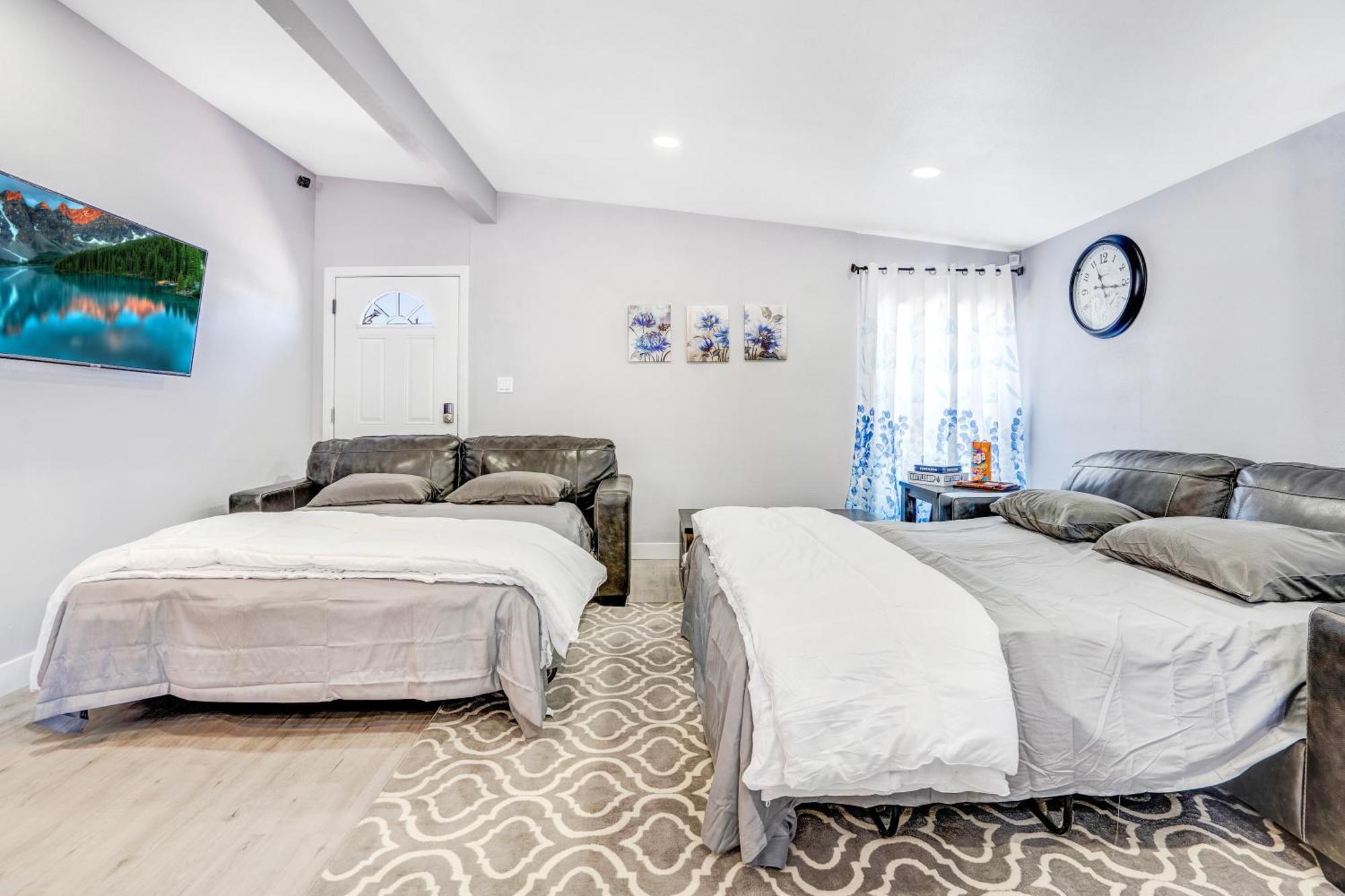 Fully Remodeled, Landscaped, King Beds, Desk Space Holiday home *
