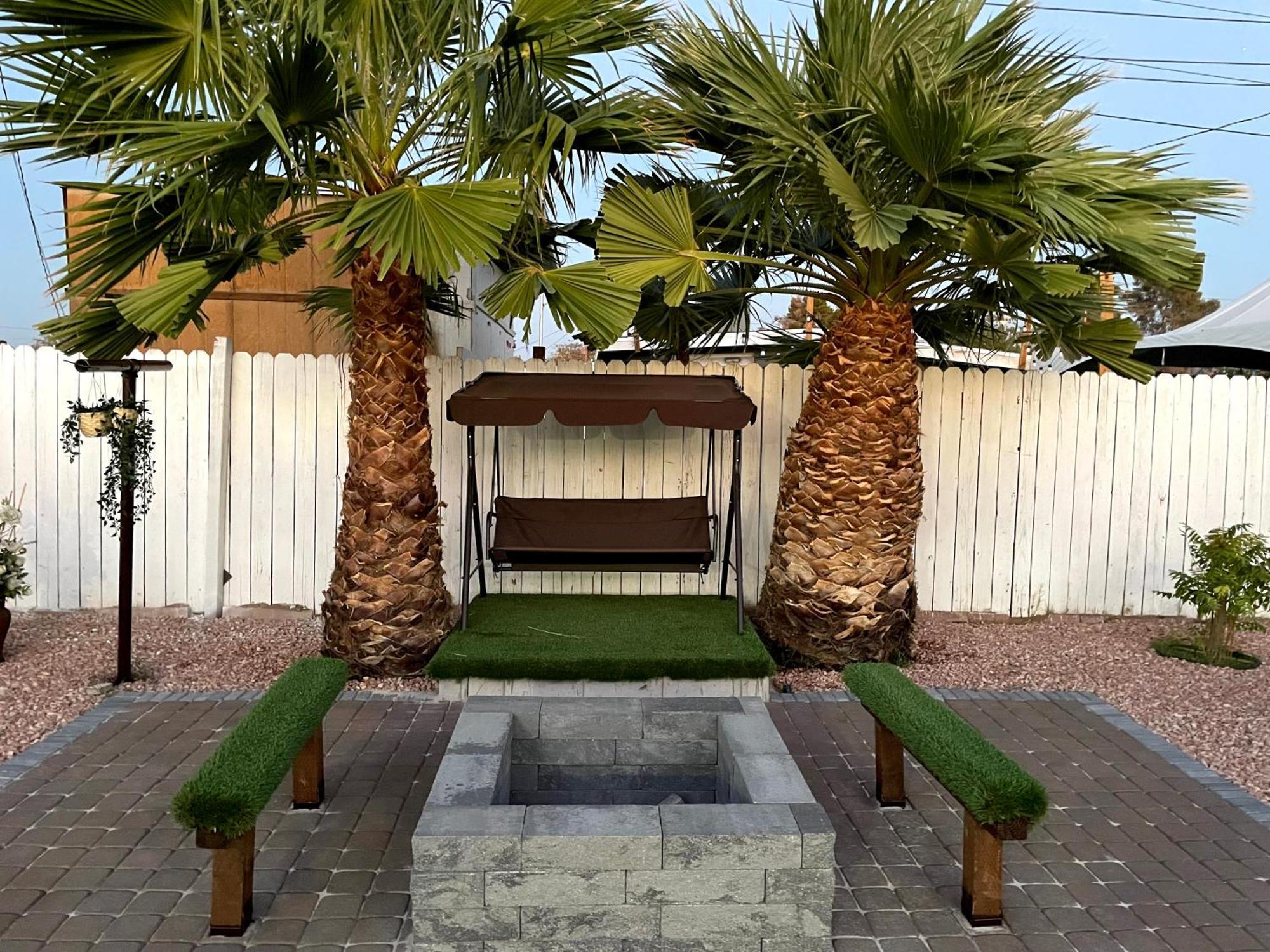 Fully Remodeled, Landscaped, King Beds, Desk Space * Las Vegas