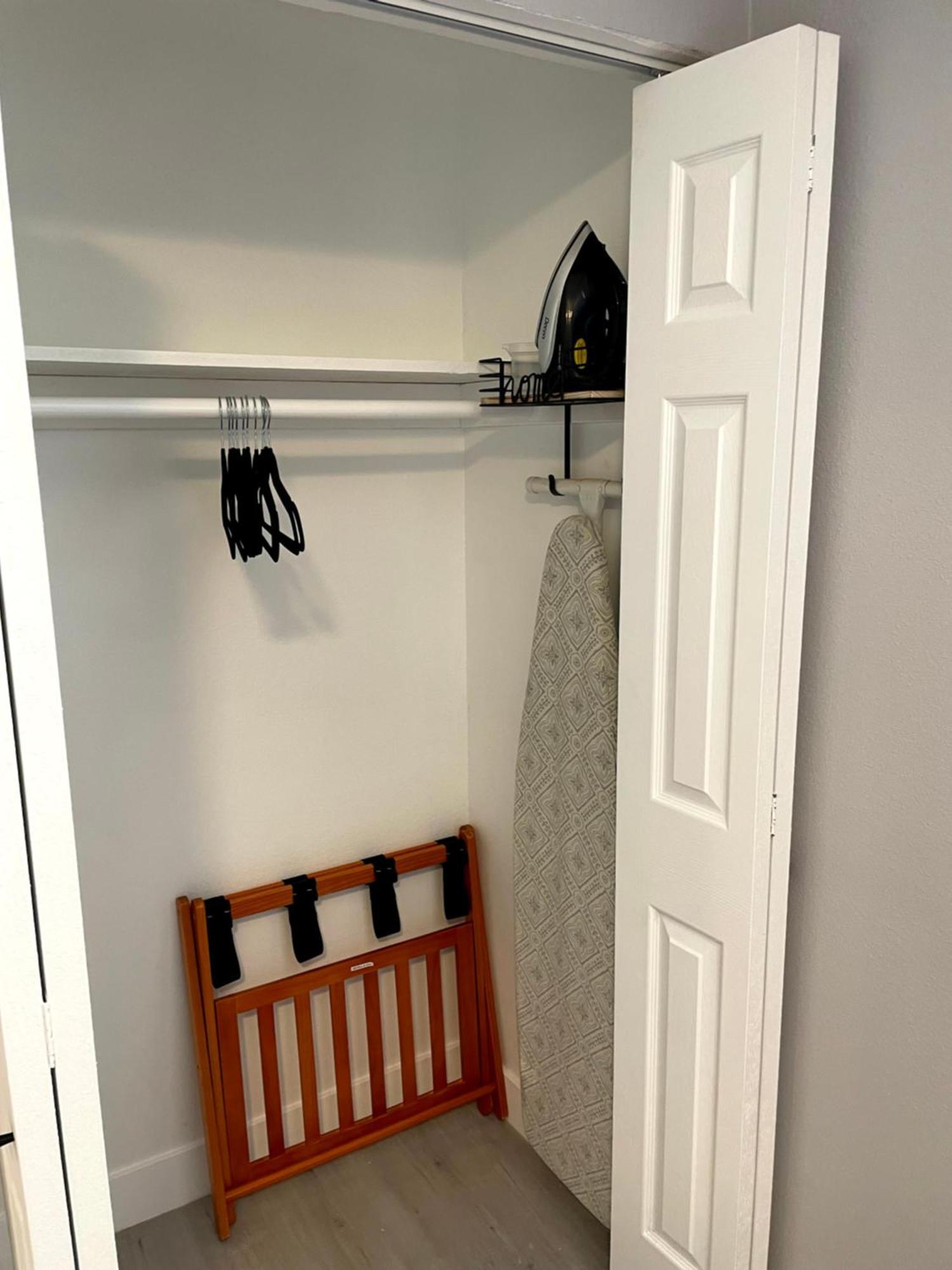 Fully Remodeled, Landscaped, King Beds, Desk Space *