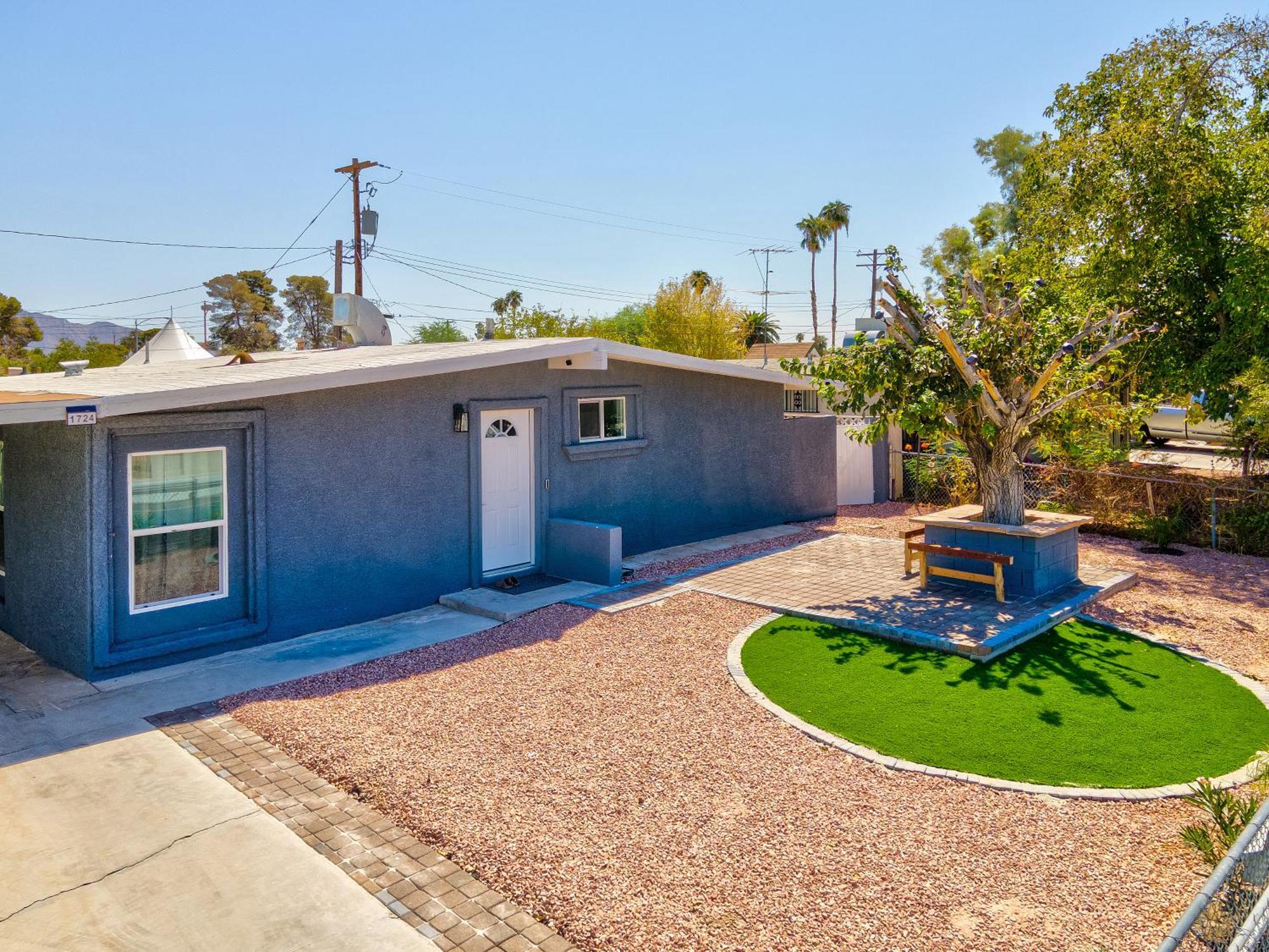 Fully Remodeled, Landscaped, King Beds, Desk Space