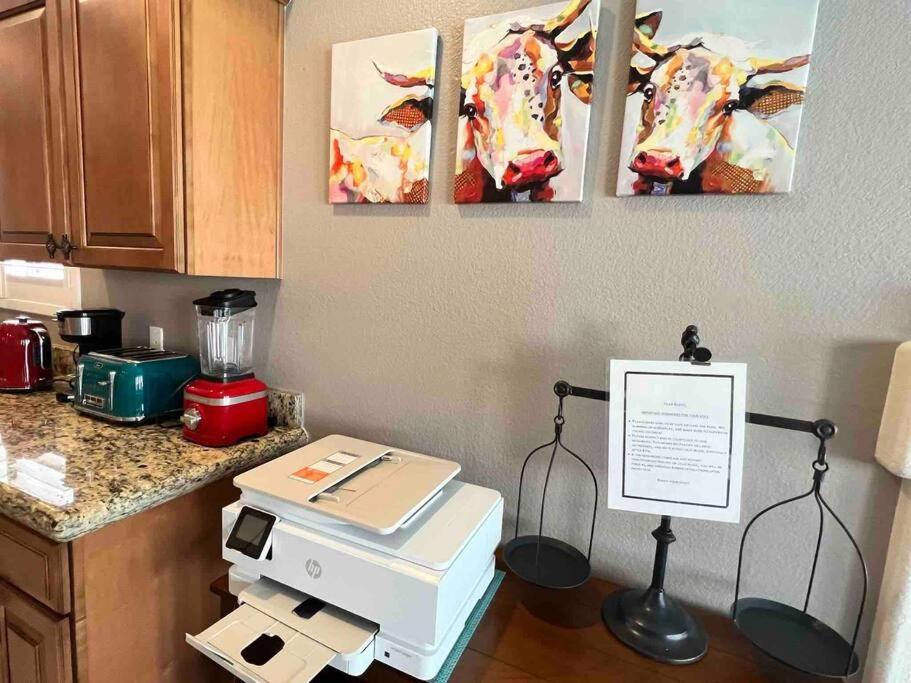 Villa Amazing Heated Pool And Private Hot Tub 3br In Heart Of Lv