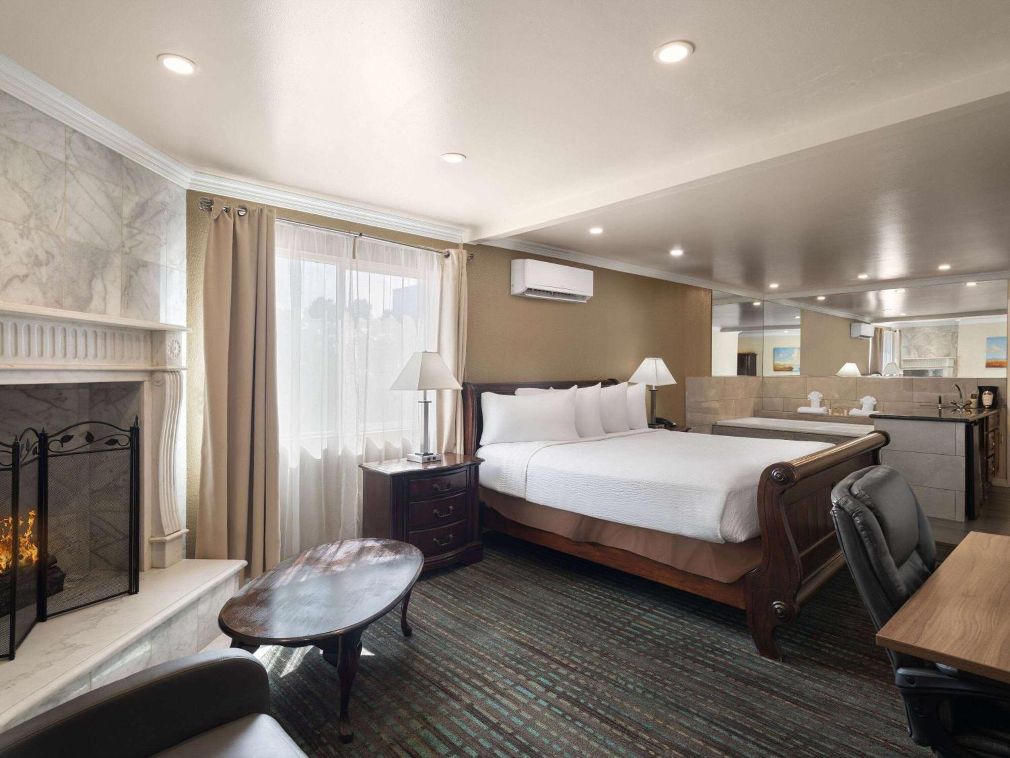 Days By Wyndham Vegas Airport Near The Strip