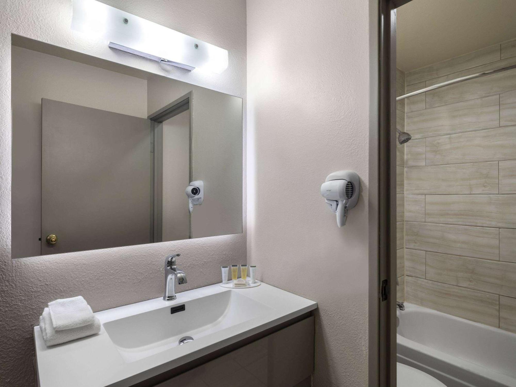 Hotel Days By Wyndham Vegas Airport Near The Strip