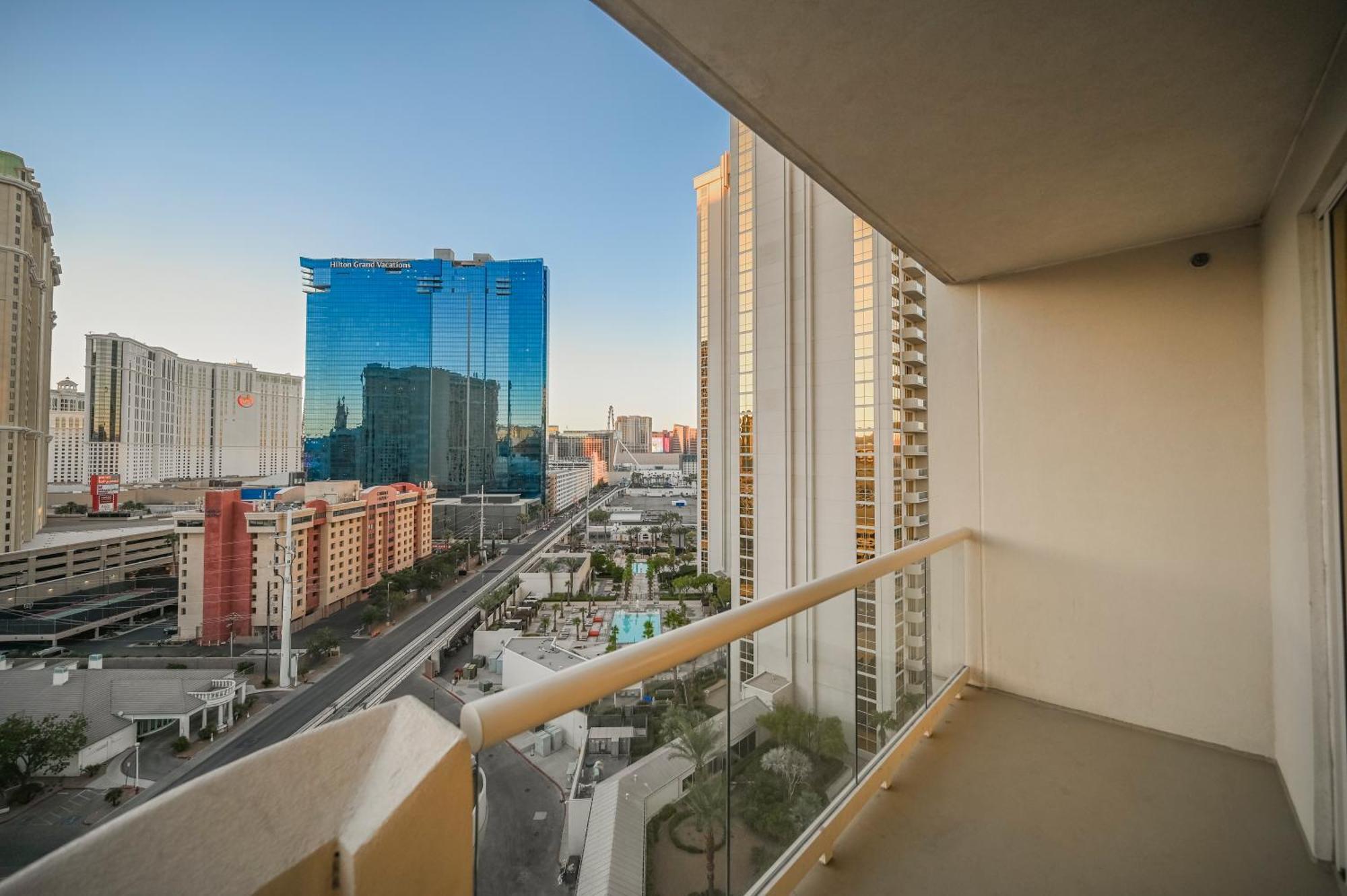 Aparthotel Stripviewsuites At Signature 3*