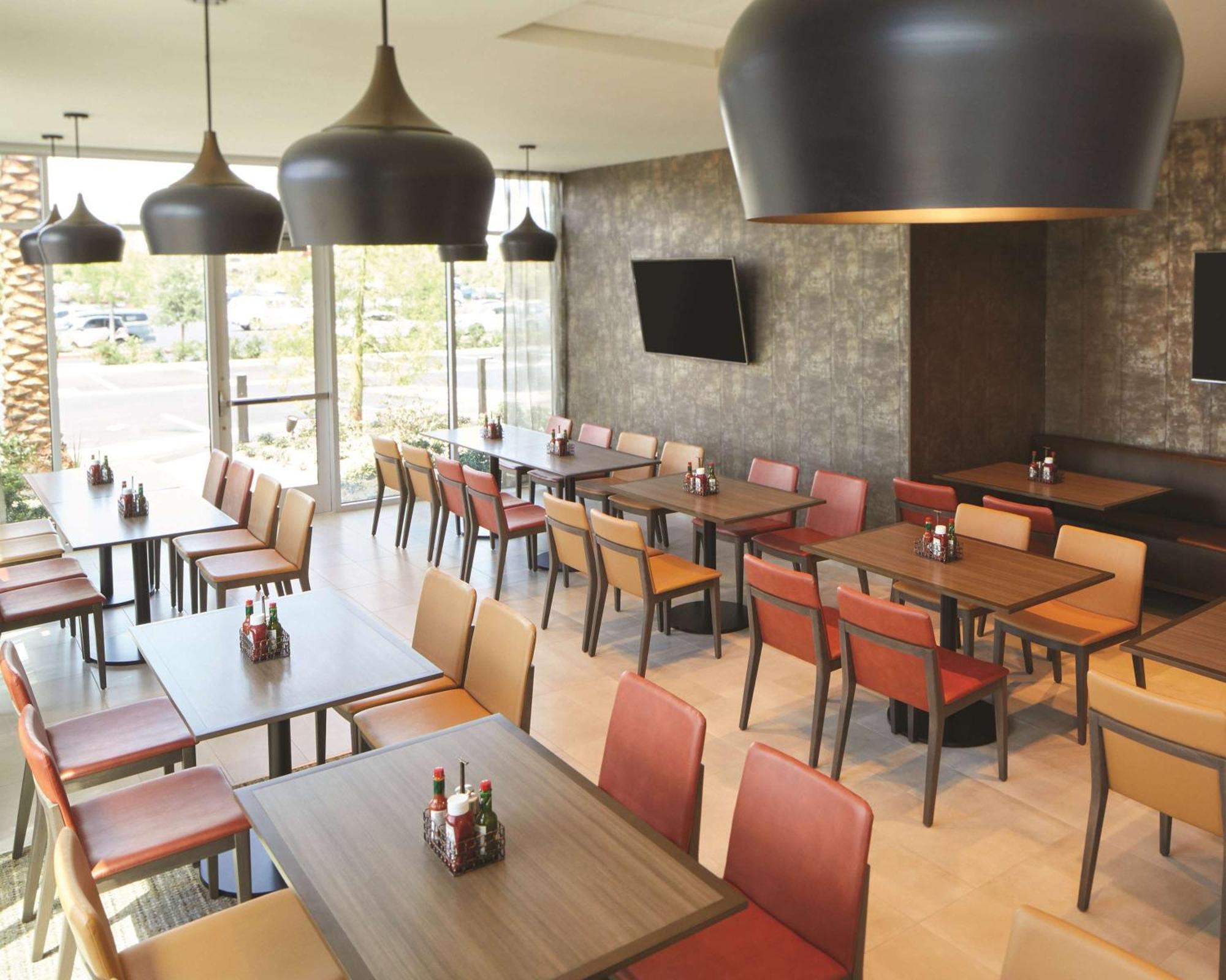 Hyatt Place Vegas At Silverton Village Hotel 3*