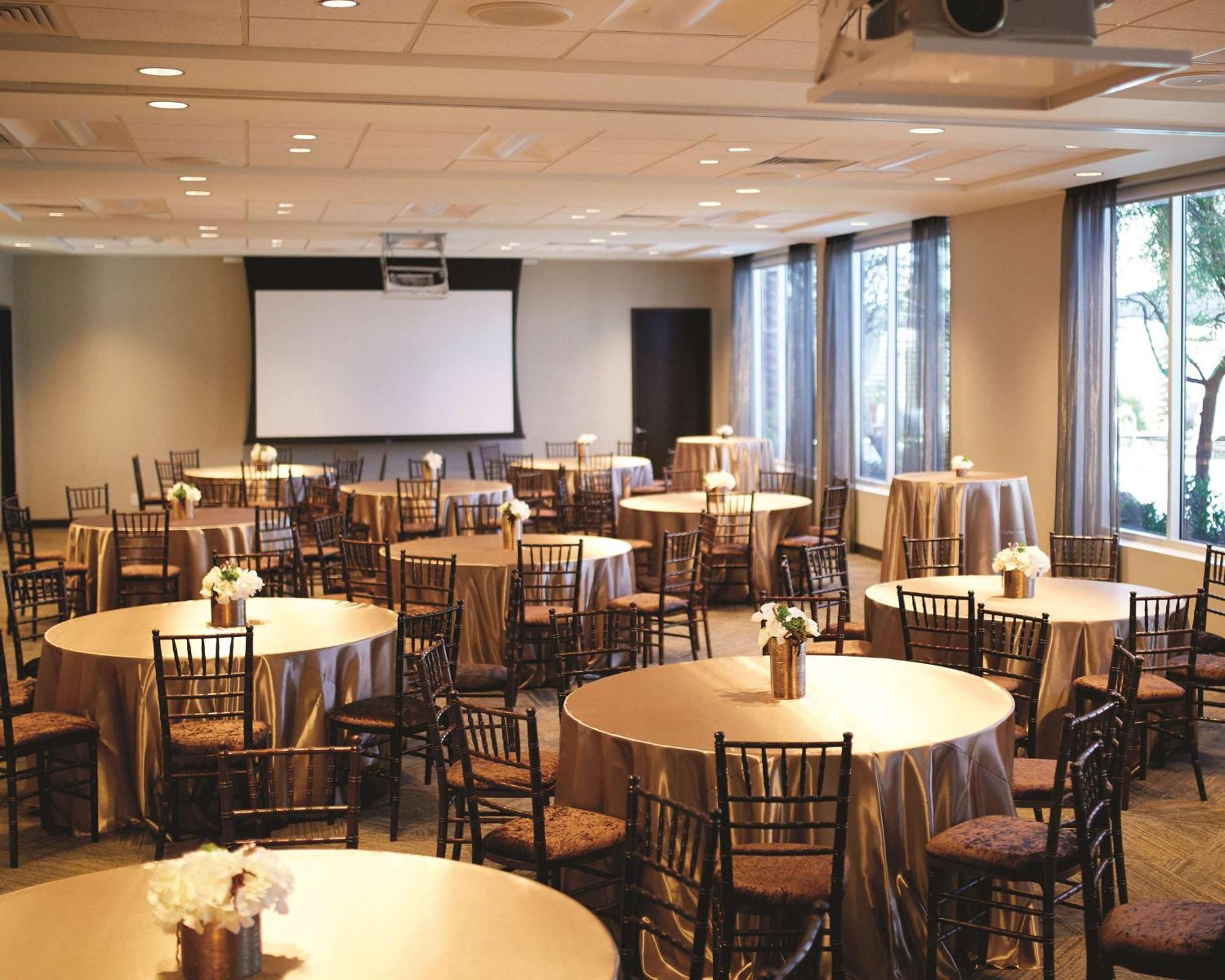 Hotel Hyatt Place Vegas At Silverton Village