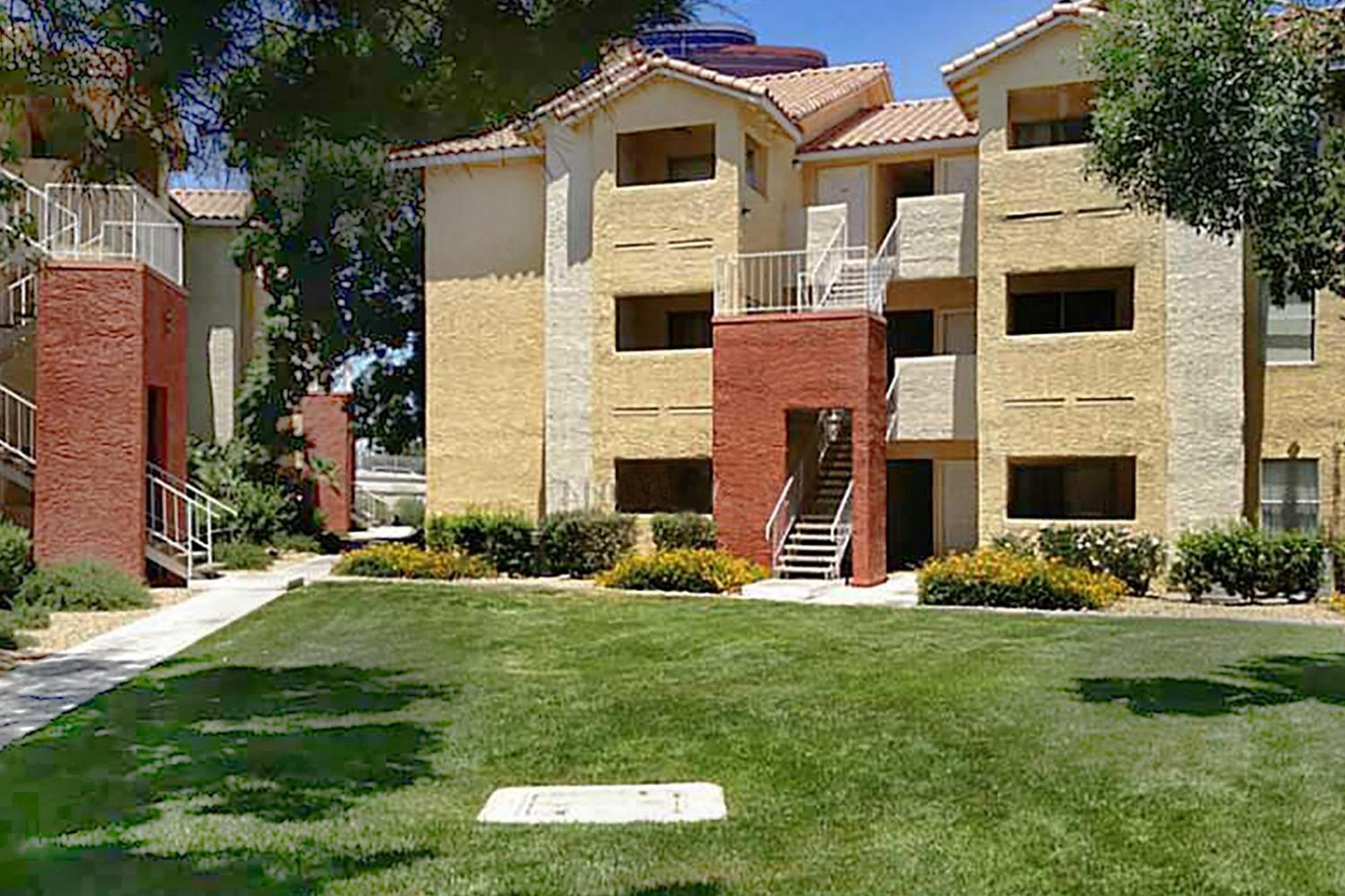Apartment Upgraded & Stylish, Pool, Hot Tub, Walk To Strip!