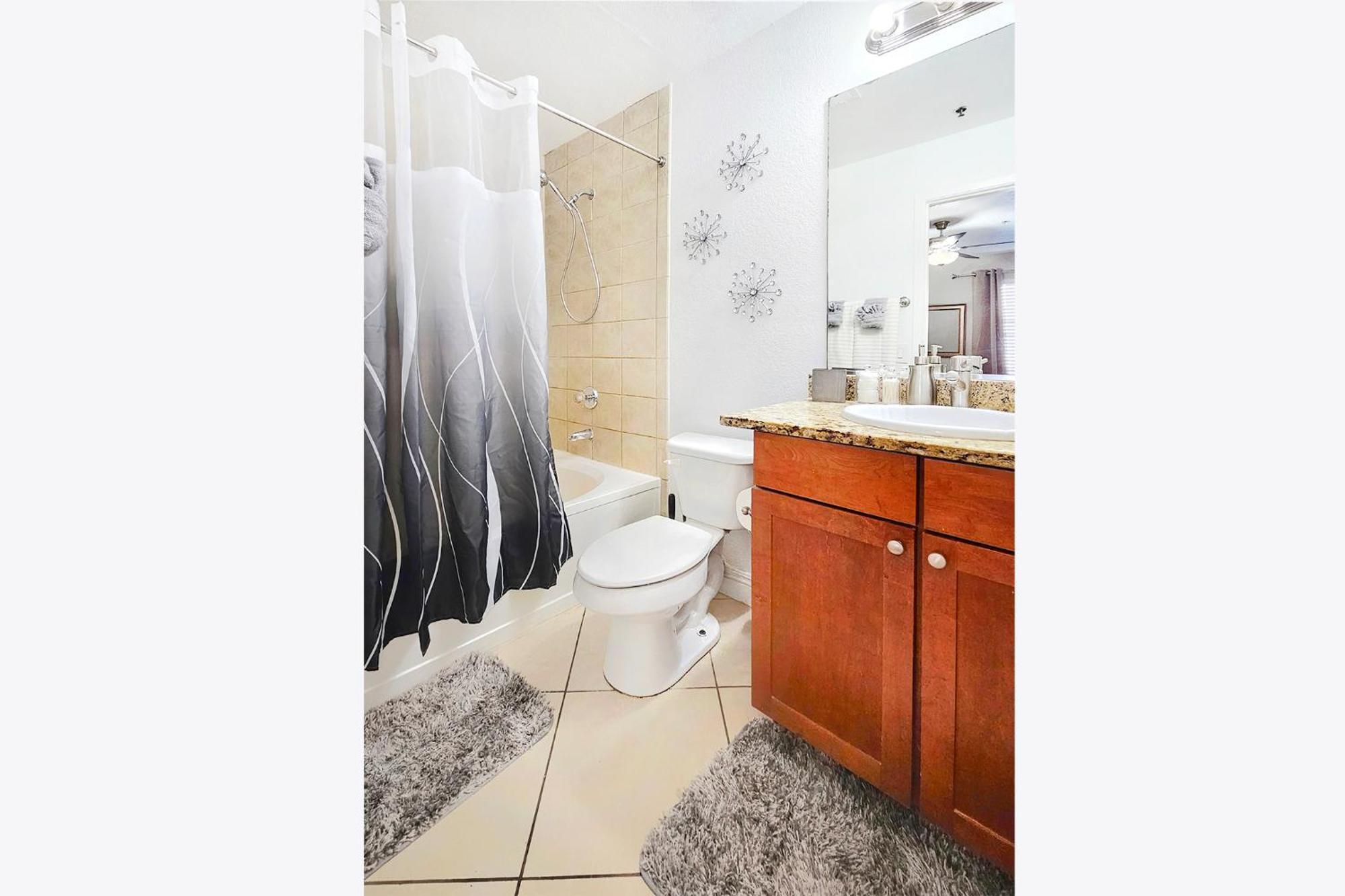 Apartment Upgraded & Stylish, Pool, Hot Tub, Walk To Strip! Las Vegas