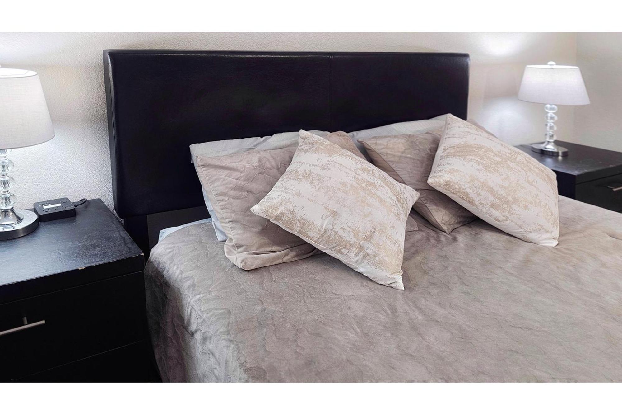 Upgraded & Stylish, Pool, Hot Tub, Walk To Strip! Apartment