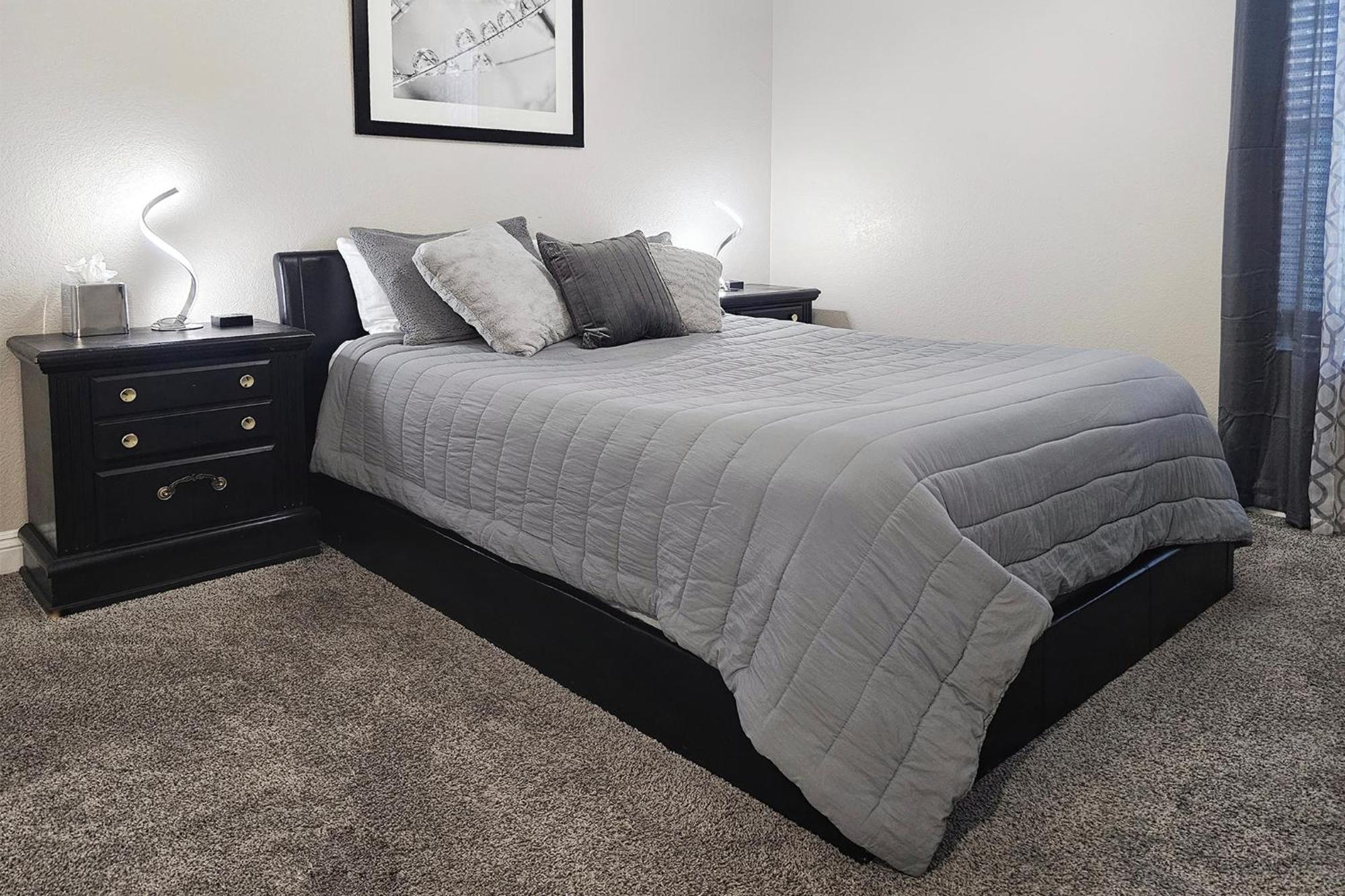 Apartment Upgraded & Stylish, Pool, Hot Tub, Walk To Strip!