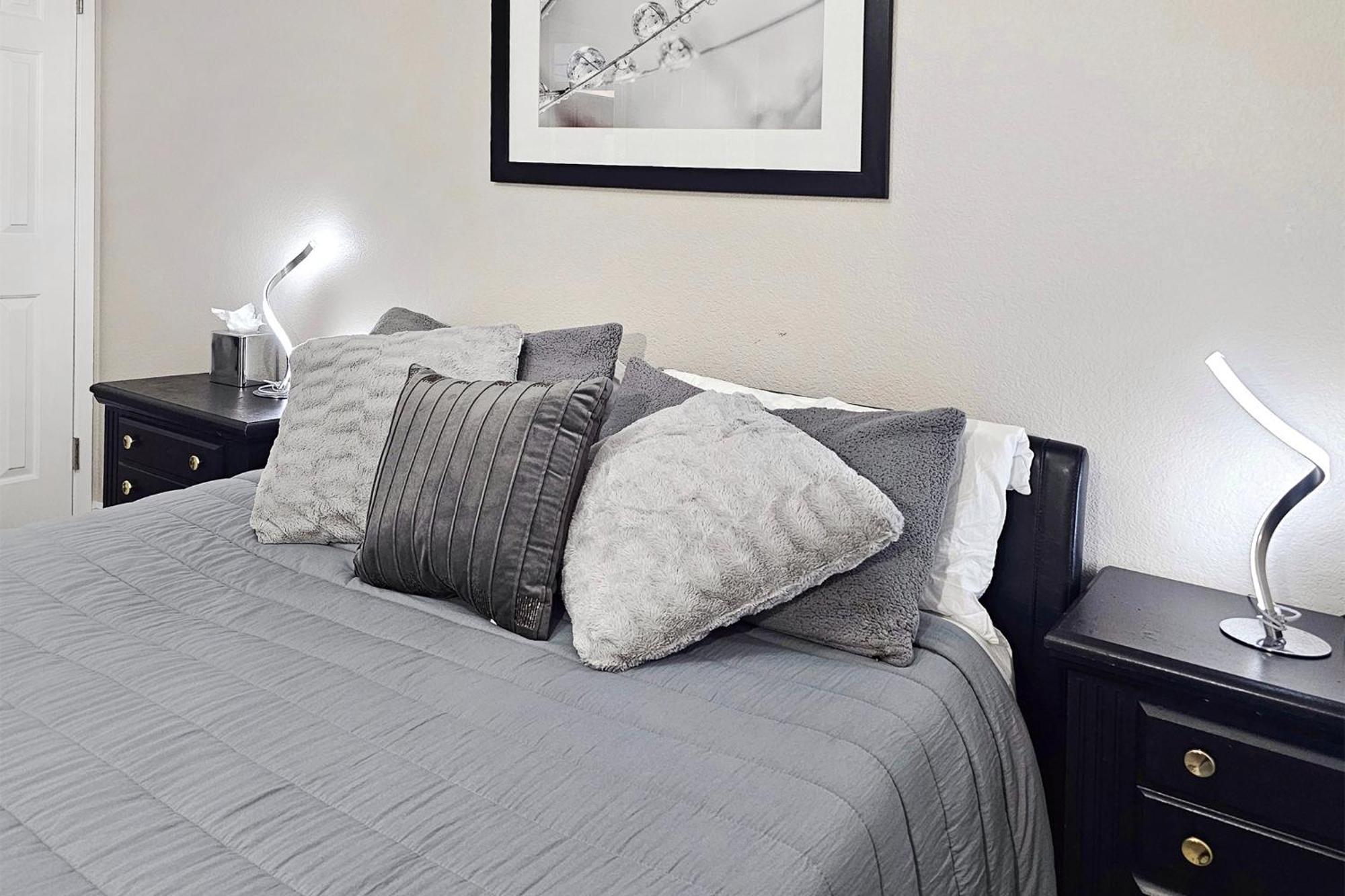 Apartment Upgraded & Stylish, Pool, Hot Tub, Walk To Strip! Las Vegas
