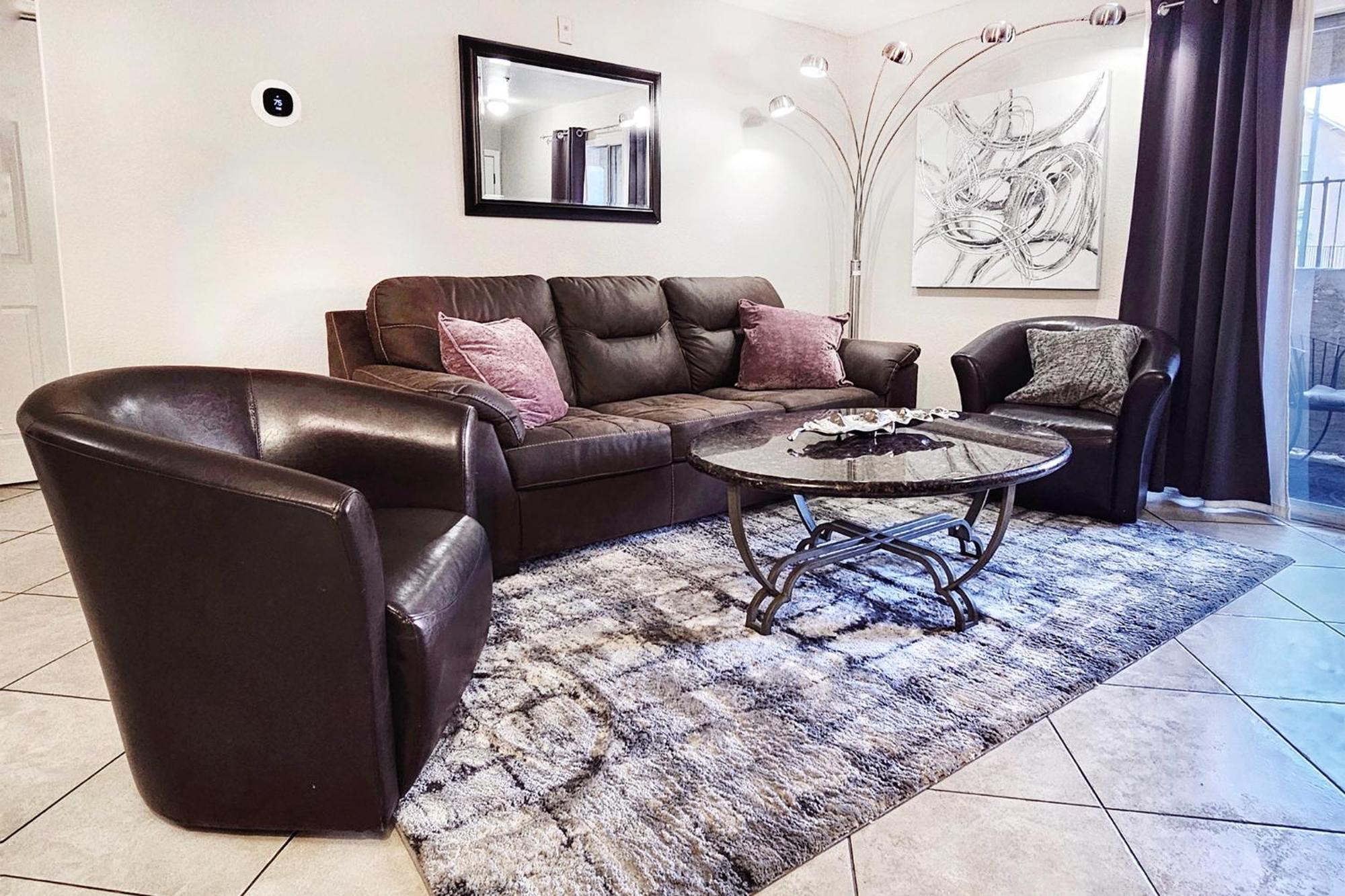Apartment Upgraded & Stylish, Pool, Hot Tub, Walk To Strip!