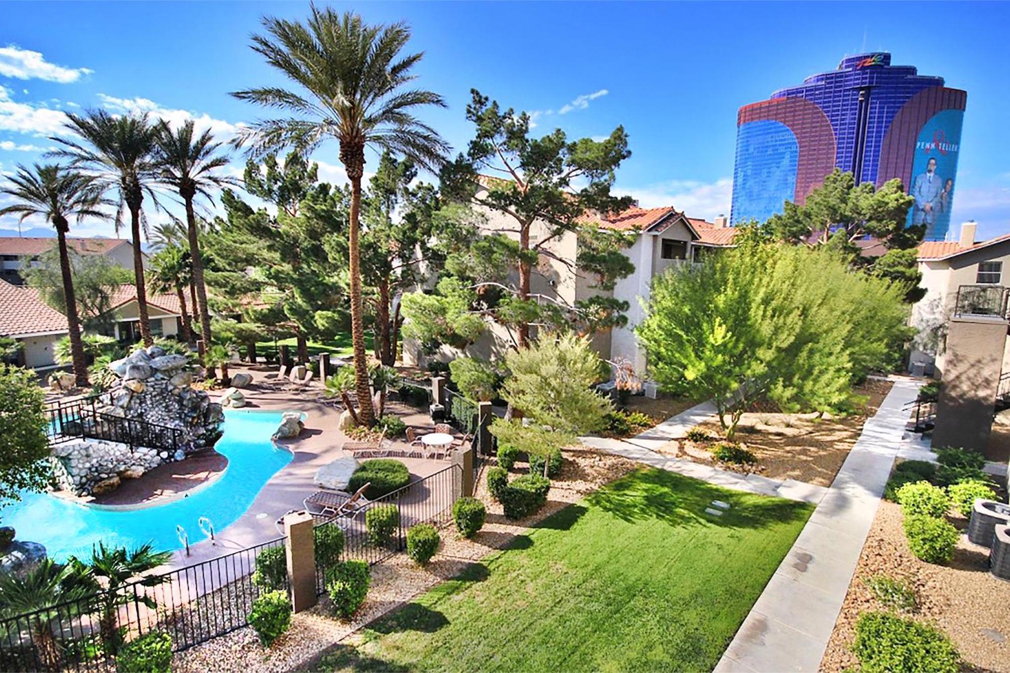 Upgraded & Stylish, Pool, Hot Tub, Walk To Strip! Apartment *