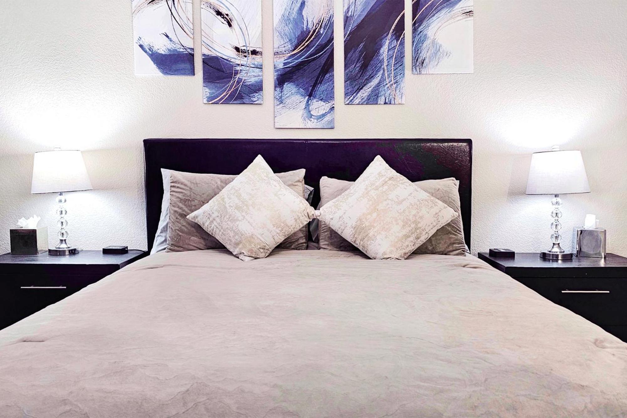 Upgraded & Stylish, Pool, Hot Tub, Walk To Strip! Apartment