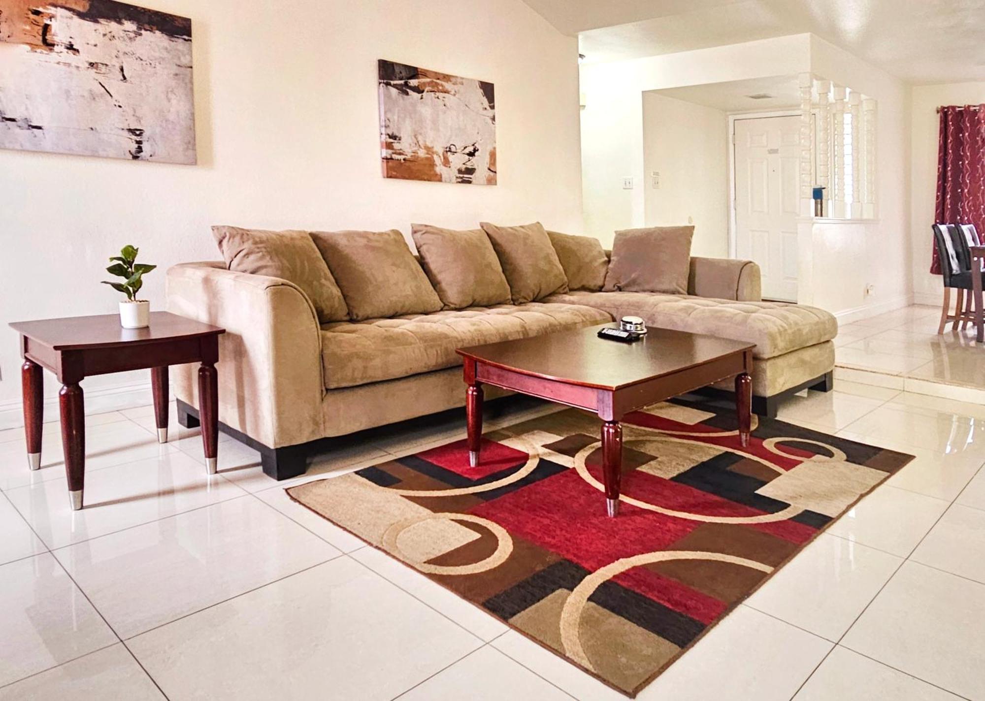 *panoramic Strip Views ~ Spacious, Gorgeous Home!* Holiday home