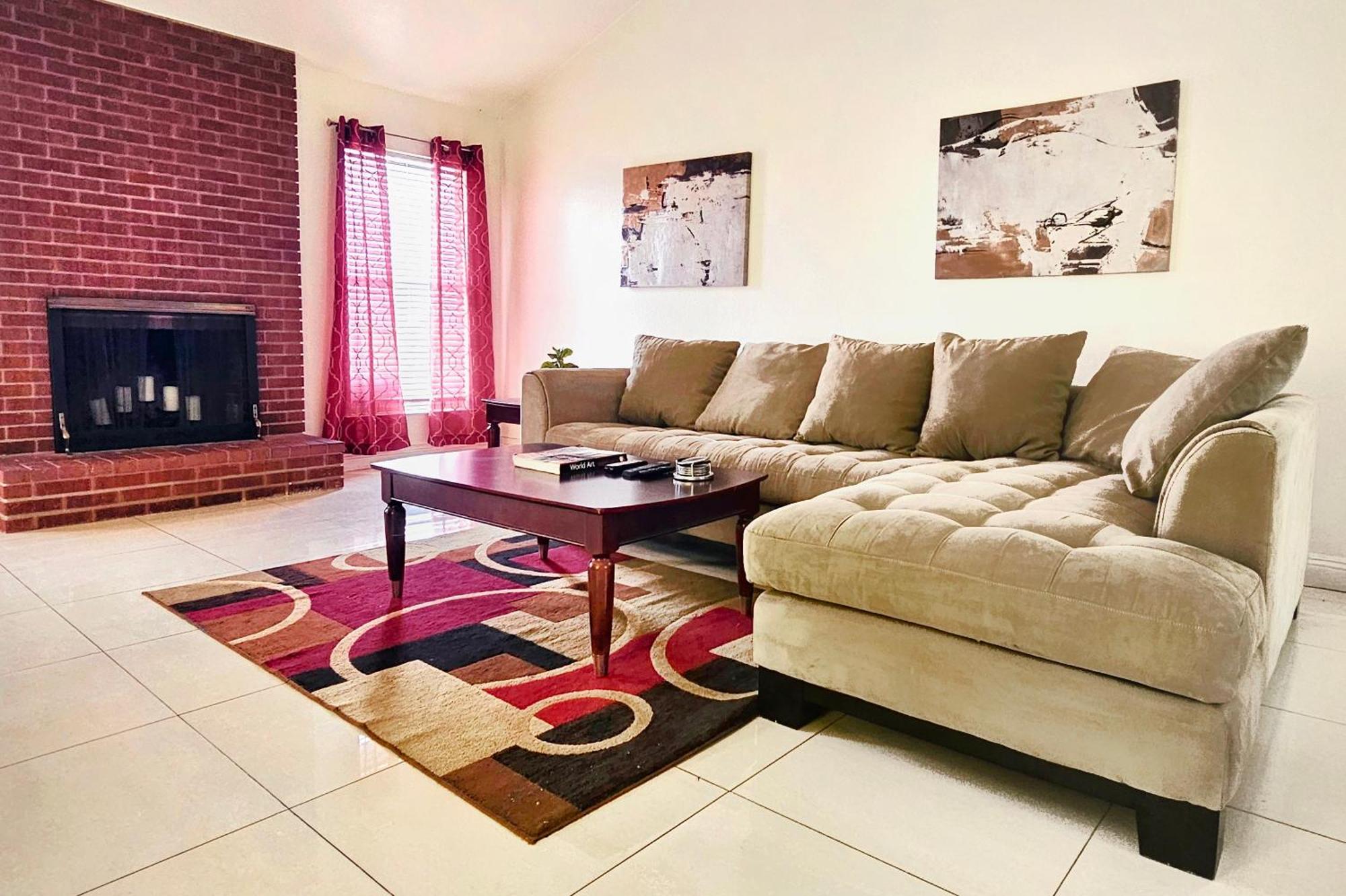 *panoramic Strip Views ~ Spacious, Gorgeous Home!* *