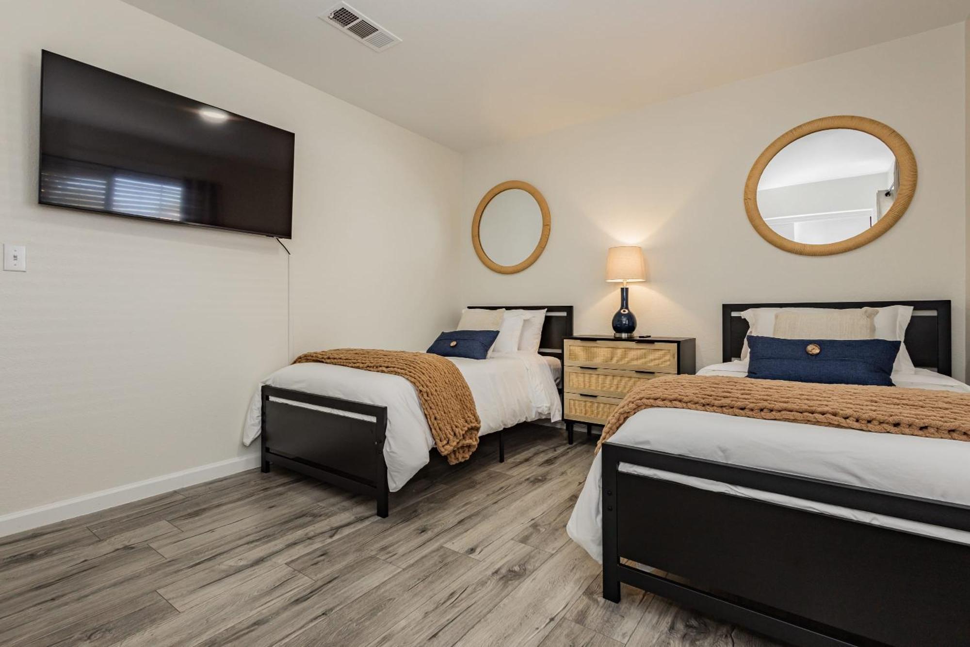 Modern 3br W Pool, Hot Tub, Sleeps 6 Holiday home Las Vegas